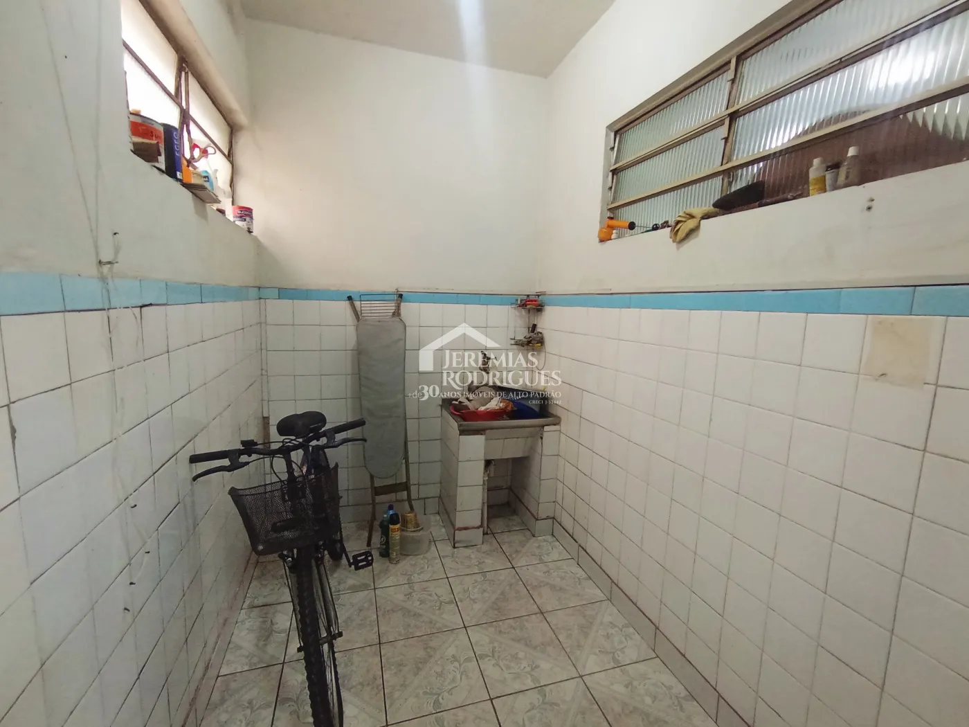 Casa para venda e locação no bairro Jardim Eulária em Taubaté/SP.