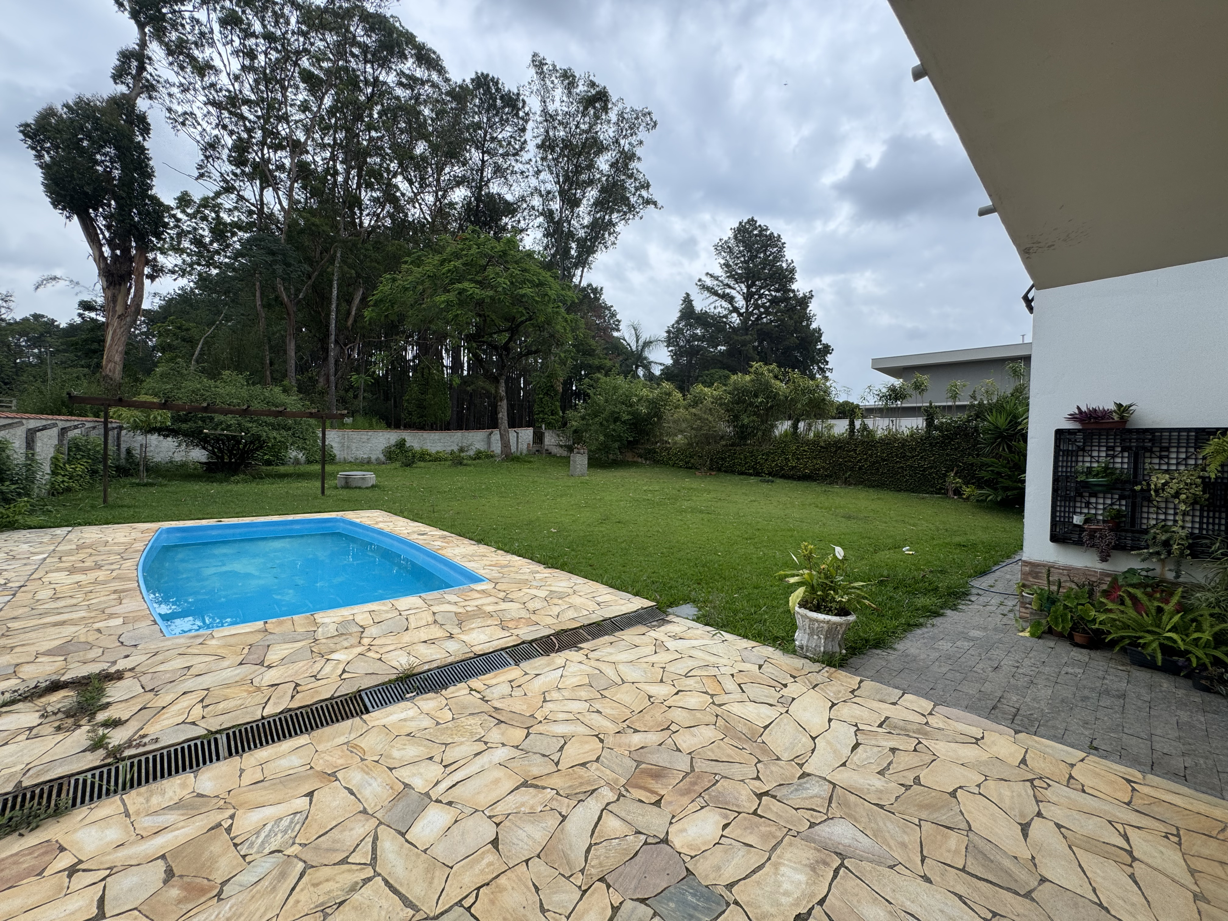 Casa à venda com 3 dormitórios no Condomínio Village Paineiras em Pindamonhangaba/SP.