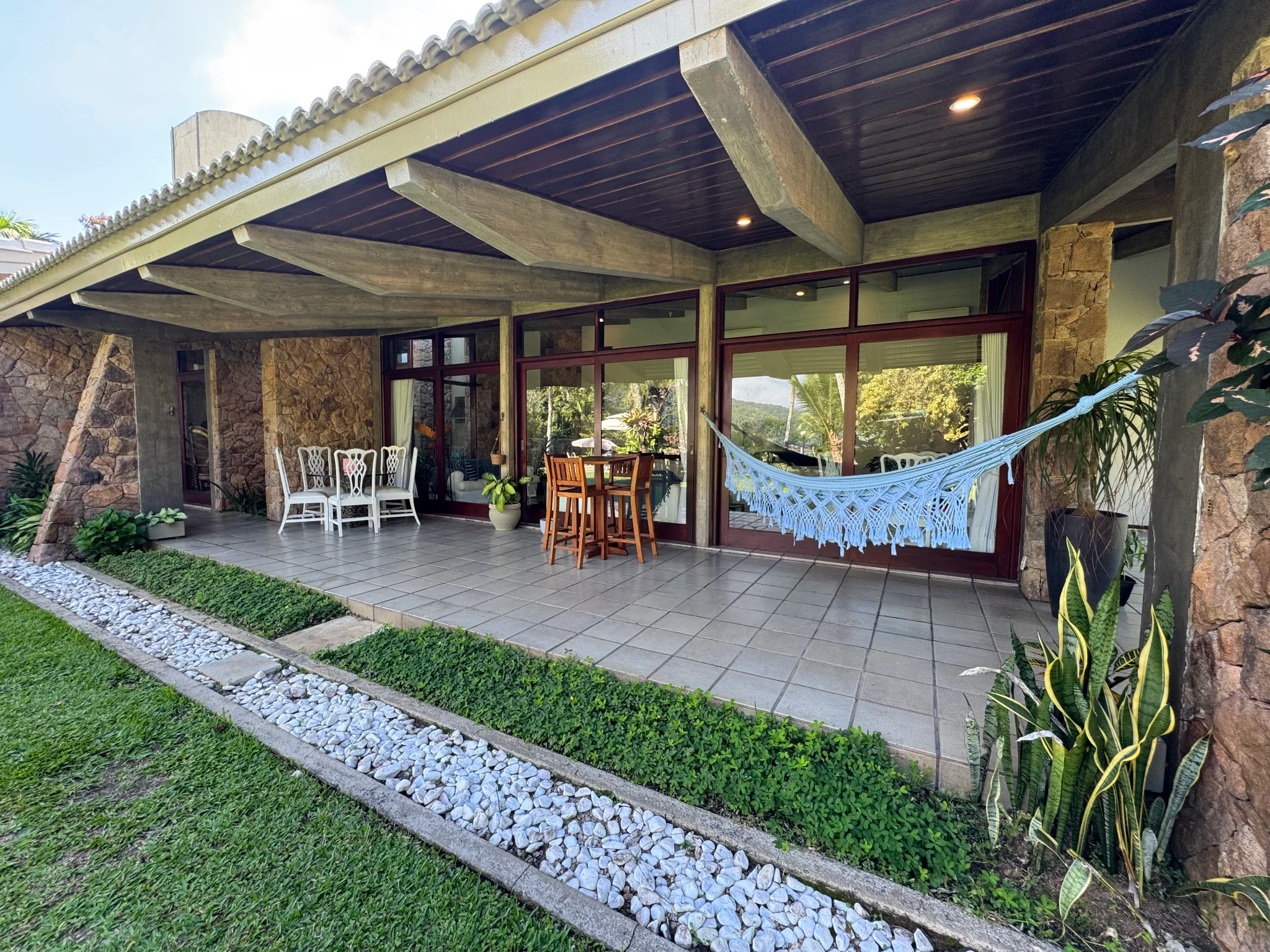 Casa á venda com 5 suítes, pé na areia no Condomínio Domingas Dias em Ubatuba/SP.