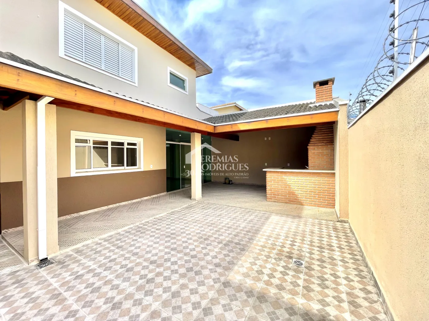 Casa para locação com 3 suítes no Condomínio Campos do Conde III em Tremembé/SP. 