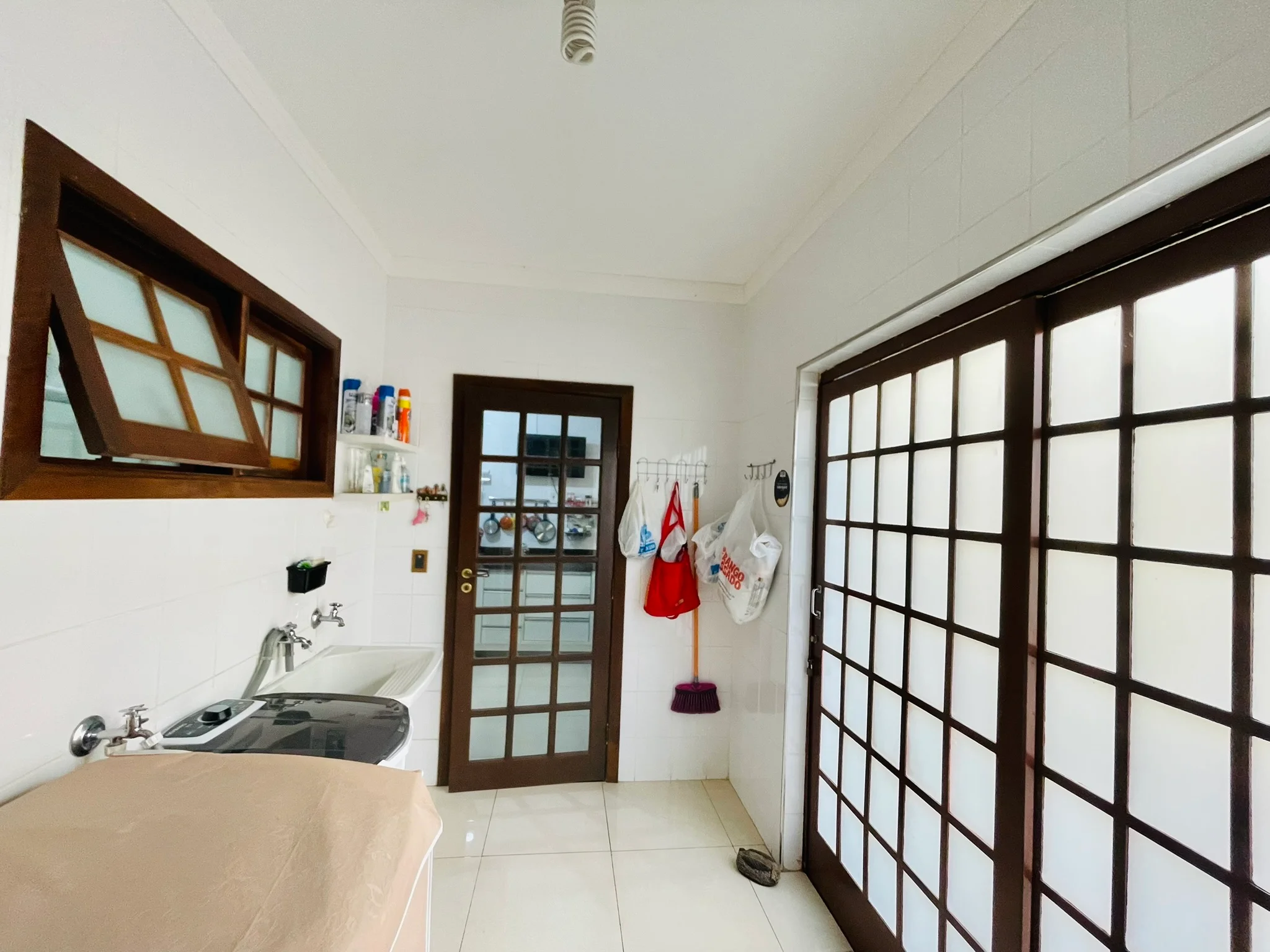 Casa à venda com 5 dormitórios no bairro Esplanada Independência em Taubaté/SP. 