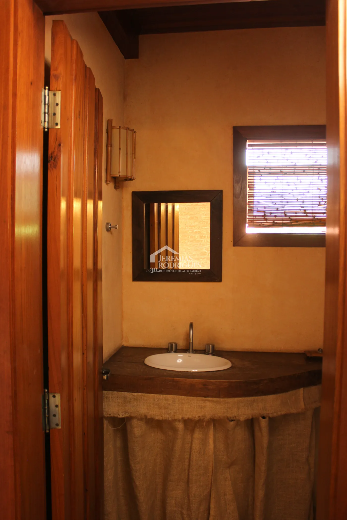 Casa para venda e locação com 5 dormitórios no Condomínio Taubaté Village em Taubaté/SP.