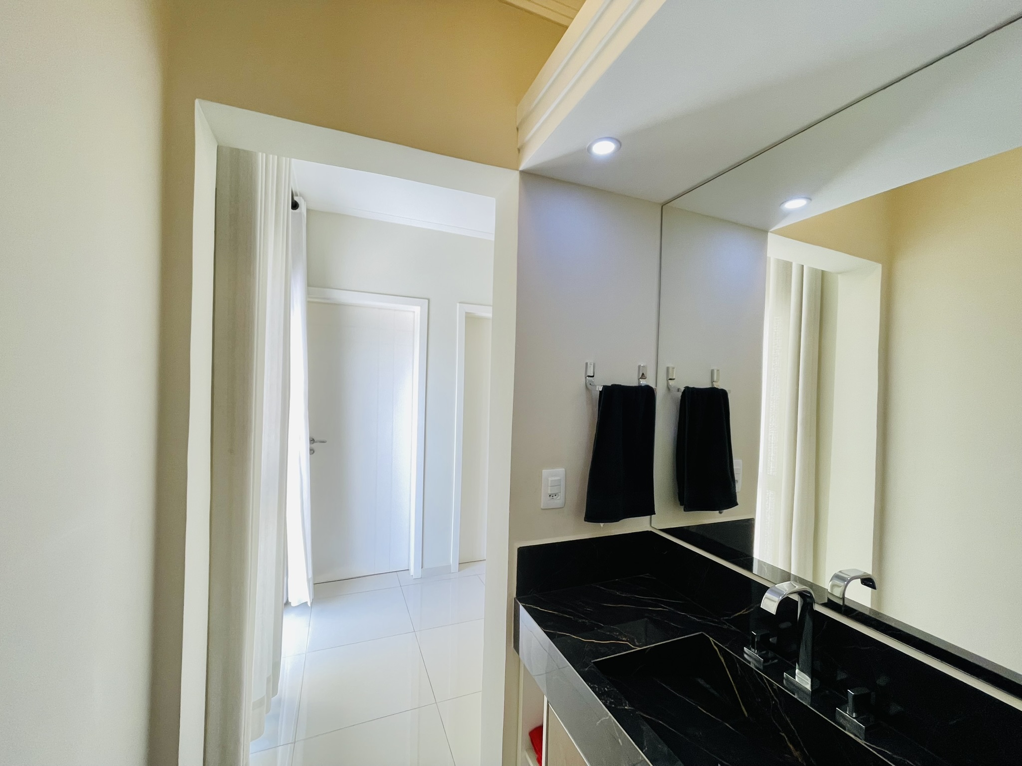 Casa à venda com 3 dormitórios no Condomínio Moema Ville em Pindamonhangaba/SP.