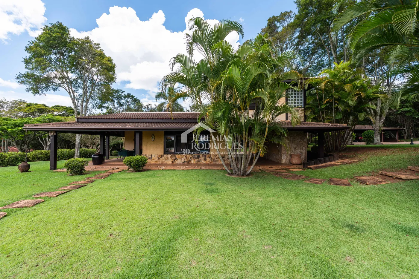 Sitio com 9 suítes, 2.600 m² - Piracaia/SP.