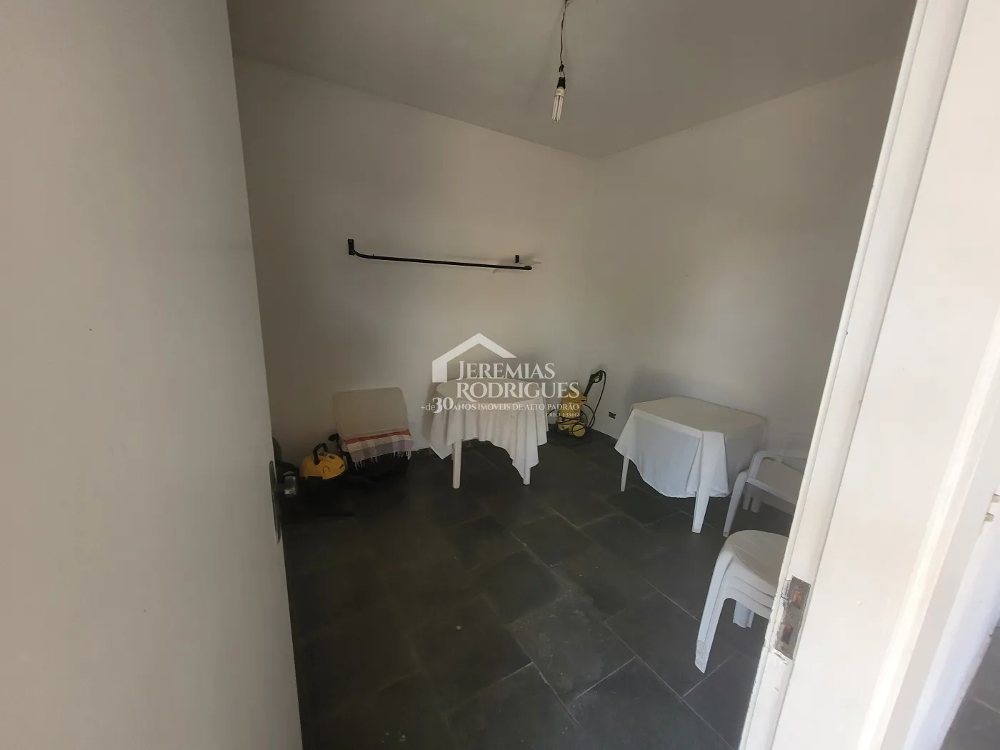 Casa para venda e locação com 3 dormitórios no Parque São Domingos em Pindamonhangaba/SP.