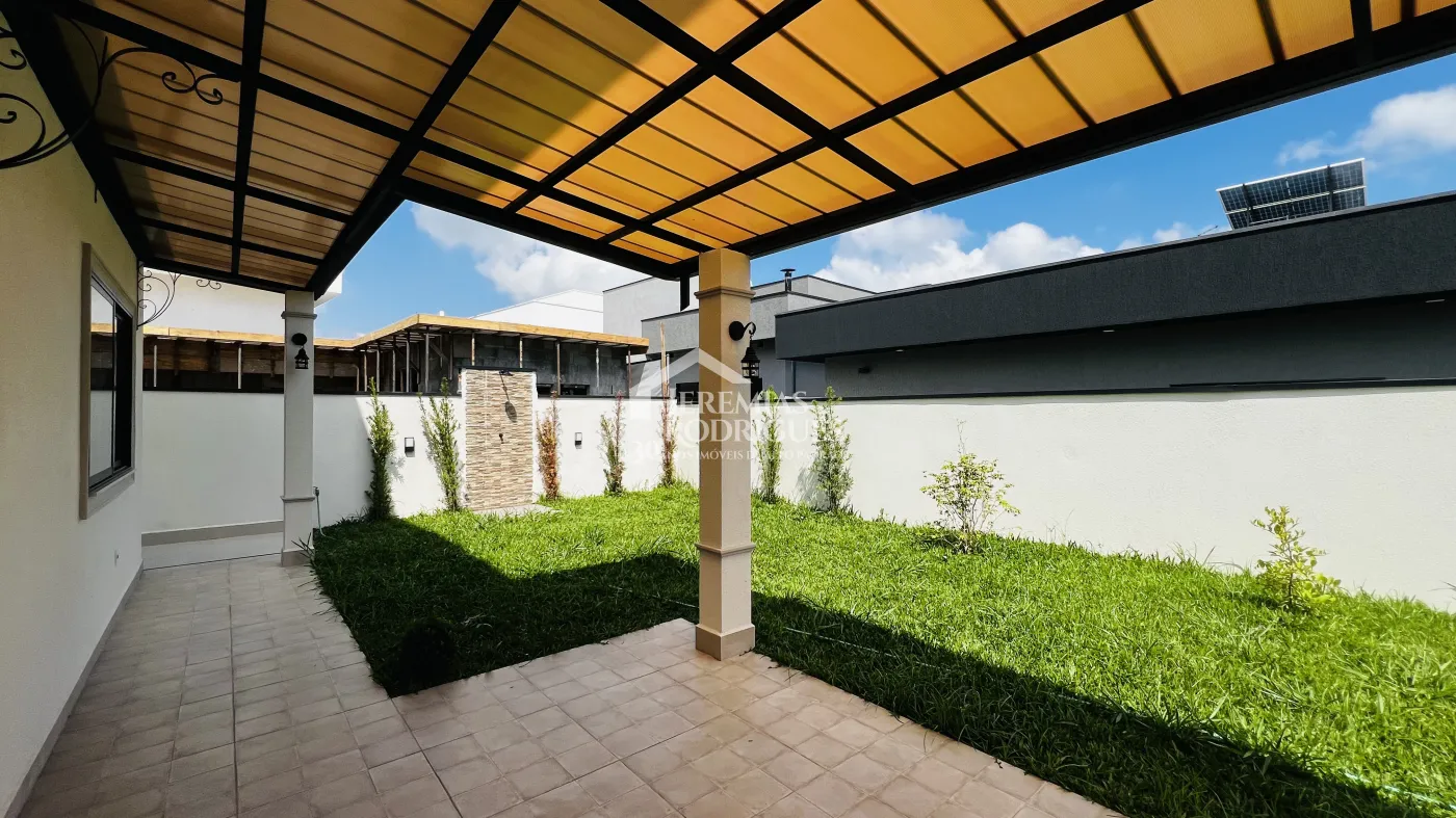 Casa assobradada à venda com 3 suítes no Condomínio e Ouro Ville em Taubaté/SP.