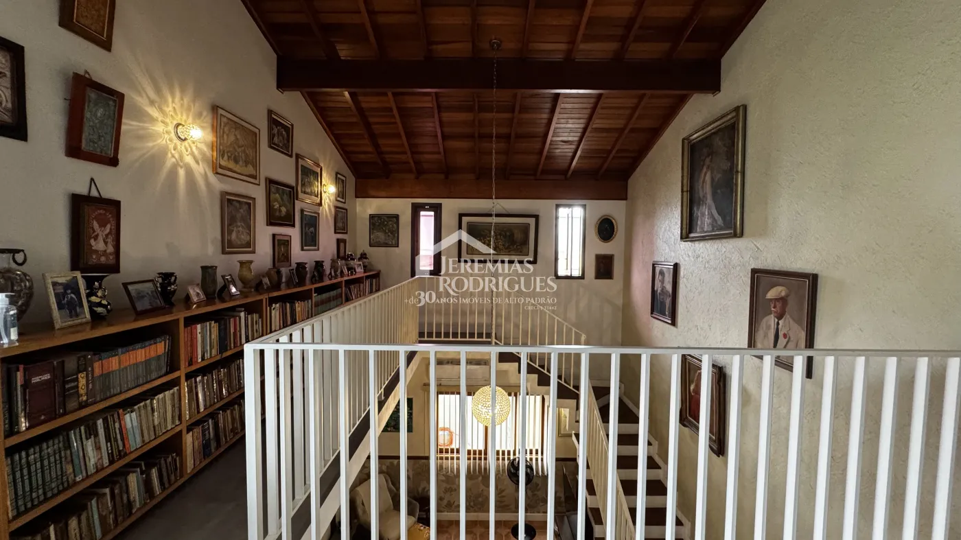 Casa assobradada à venda com 4 dormitórios no Condomínio Jardim das Hortênsias em Taubaté/SP.