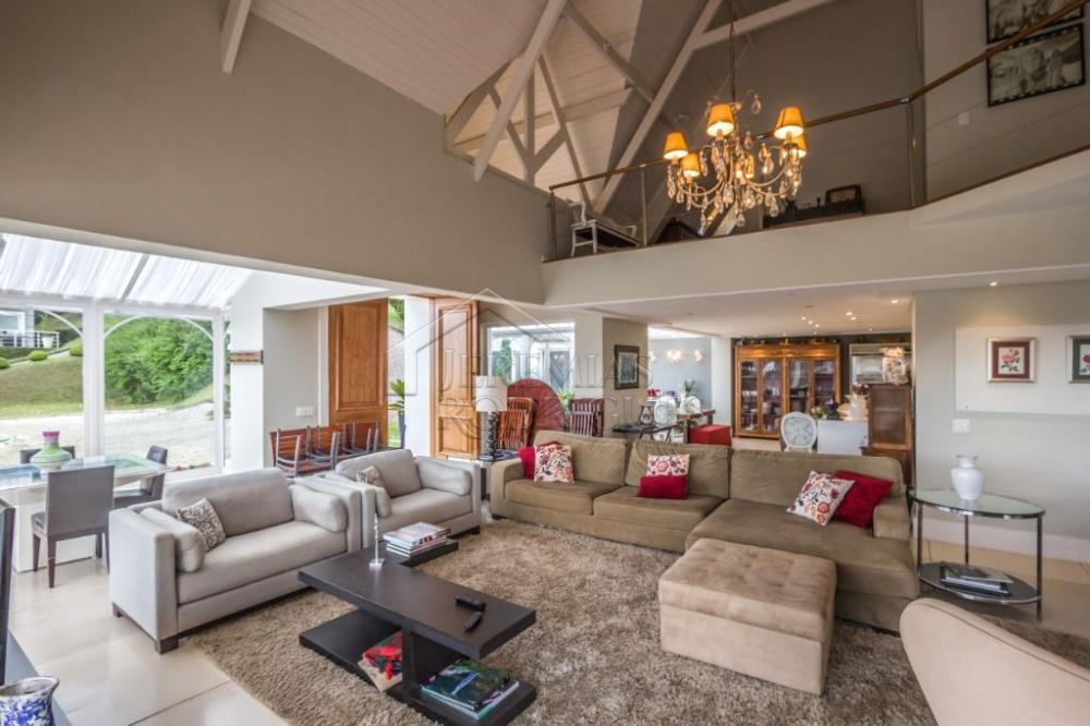 Casa à venda com 7 dormitórios no bairro Recanto das Araucárias em Campos do Jordão/SP.