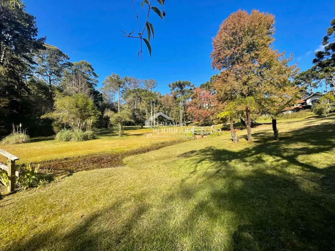 Terreno à venda com 1.068,58 m² no Condomínio Reserva Figueiredo em Campos do Jordão/SP.