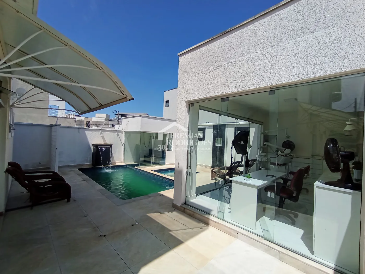 Casa assobradada com 3 suítes - Condomínio Jardim Oásis - Taubaté/SP.