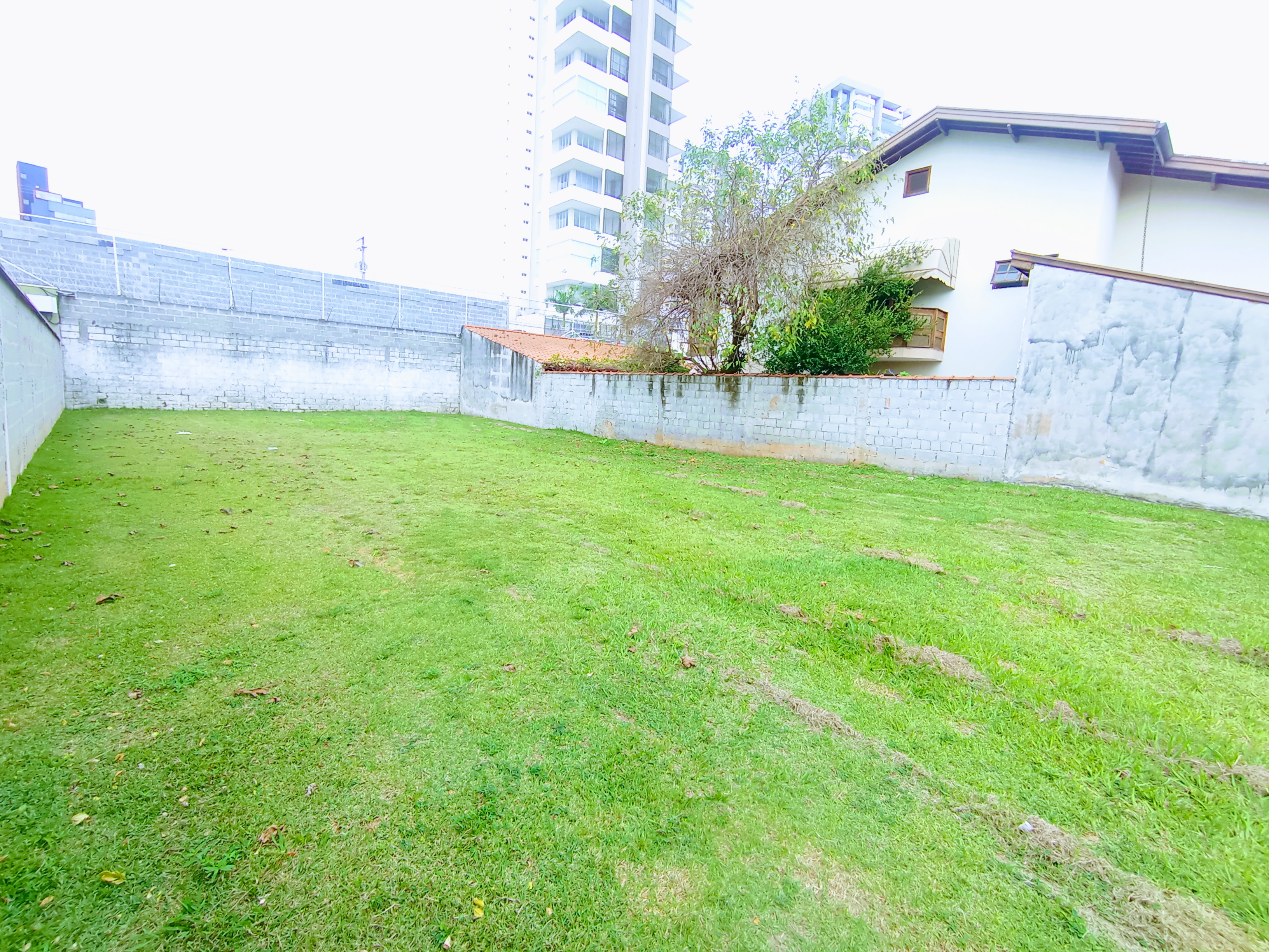 Terreno à venda com 445 m² no Condomínio Taubaté Village em Taubaté/SP. 