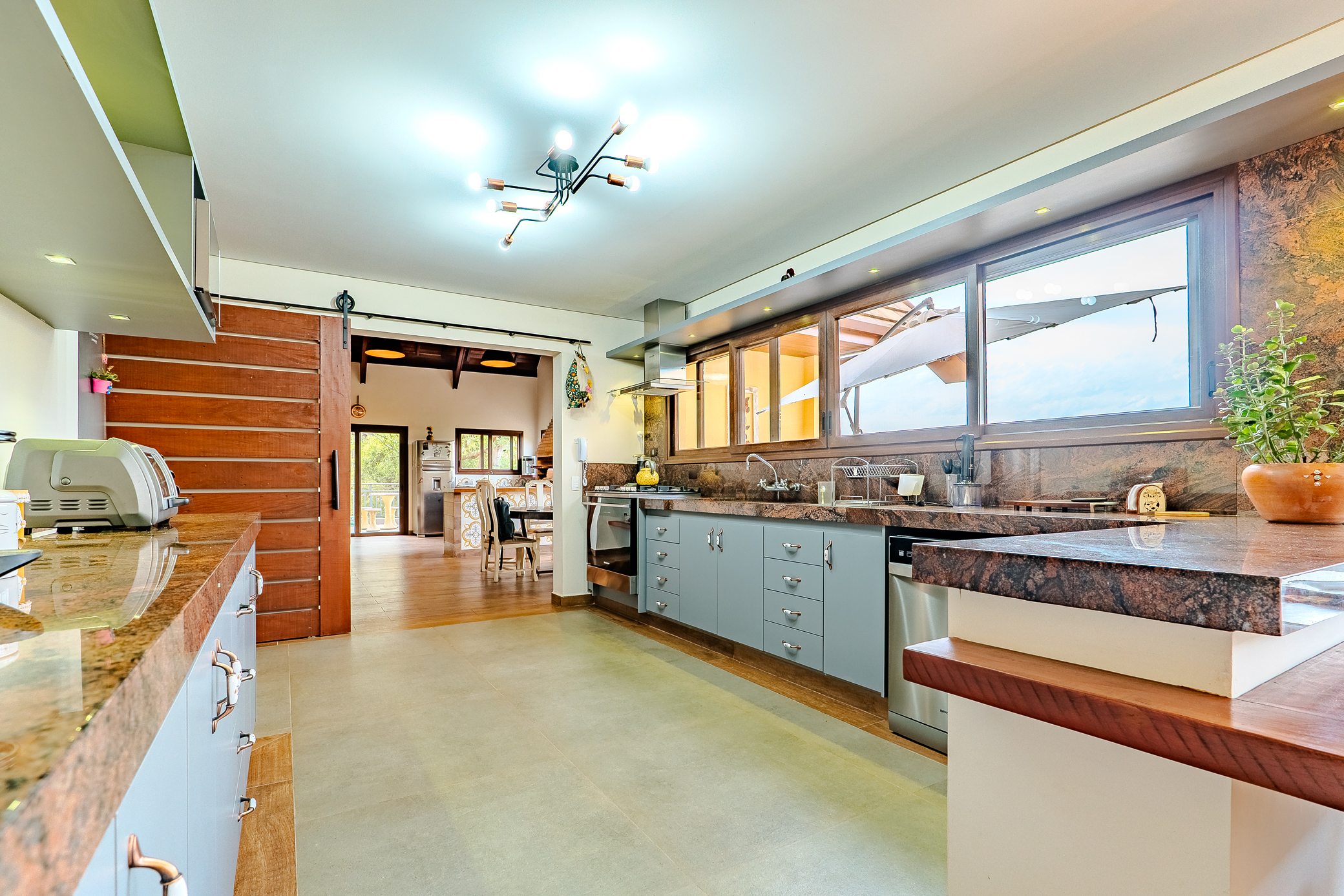 Casa à venda com com 5 suítes no Condomínio Country Club em Santo Antônio do Pinhal/SP. 