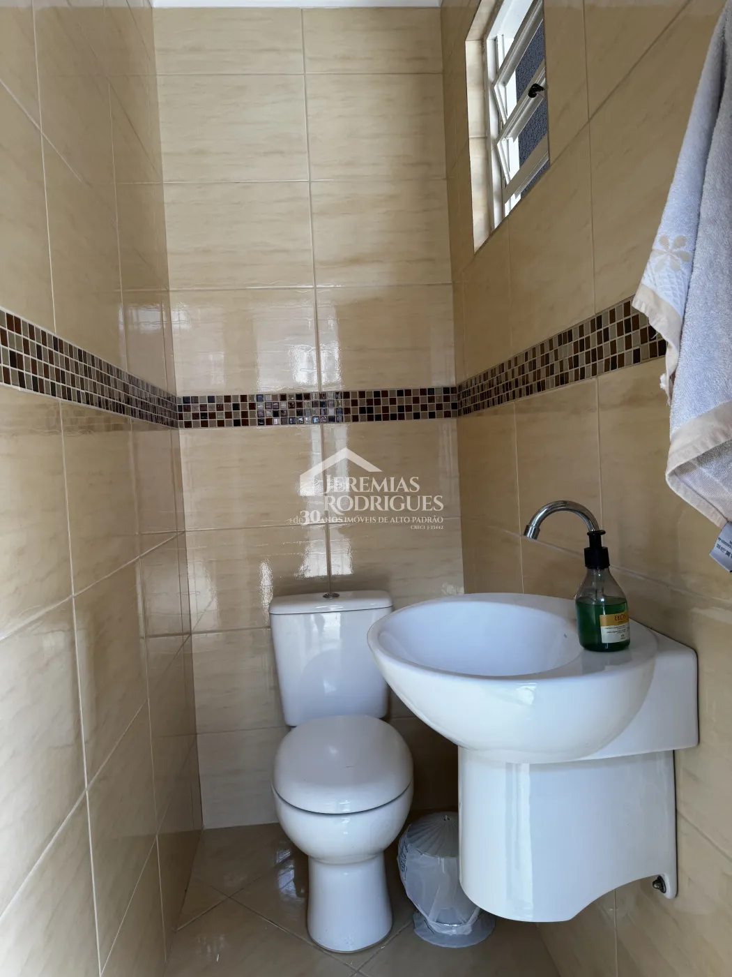 Casa para venda e locação com 3 dormitórios no bairro Chácara da Galega em Pindamonhangaba/SP.