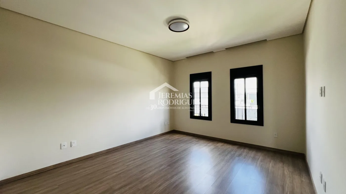 Casa assobradada à venda com 3 suítes no Condomínio e Ouro Ville em Taubaté/SP.