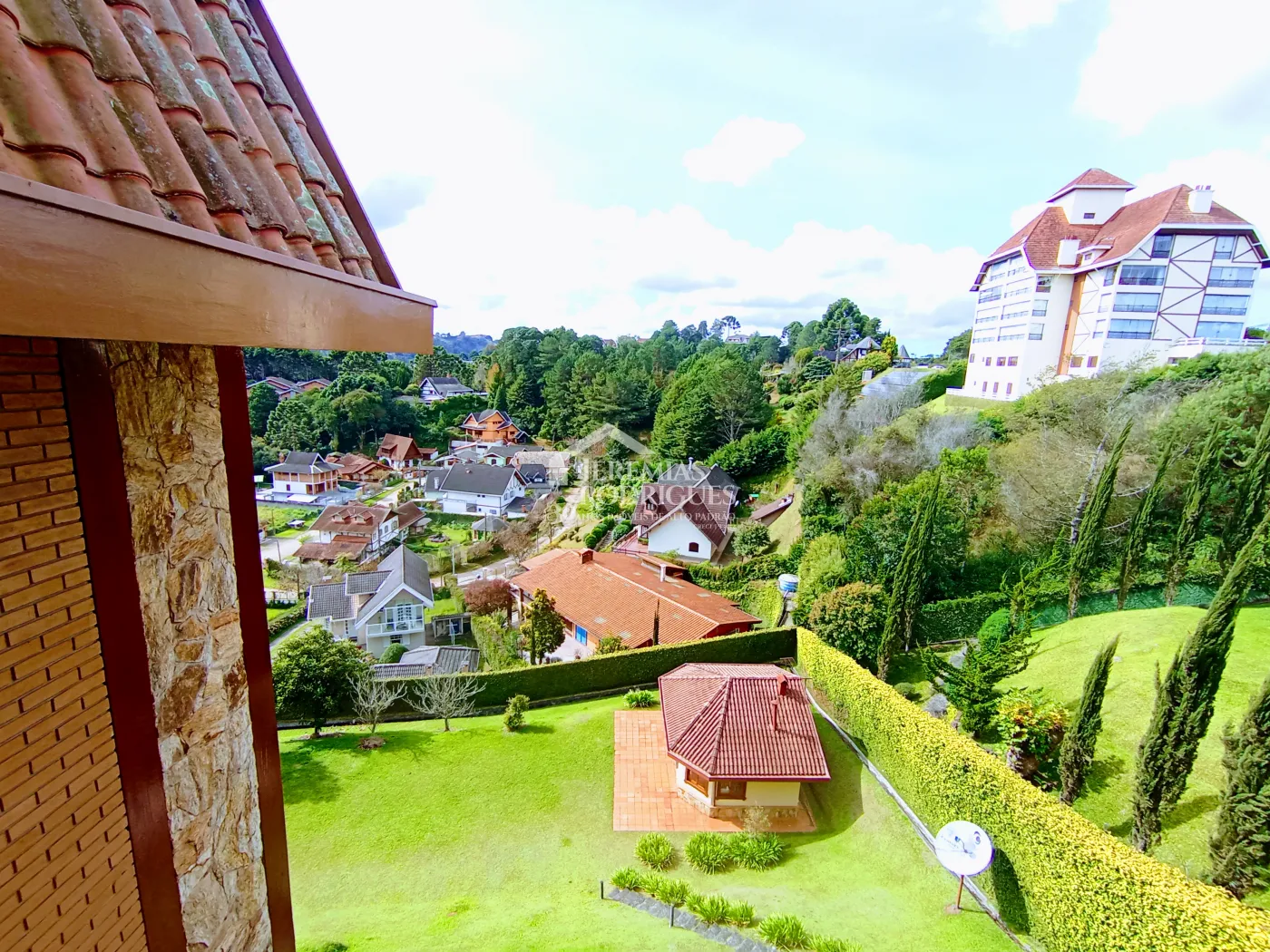 Apartamento para venda com 4 dormitórios no Edifício Solar Bela Vista em Campos do Jordão/SP