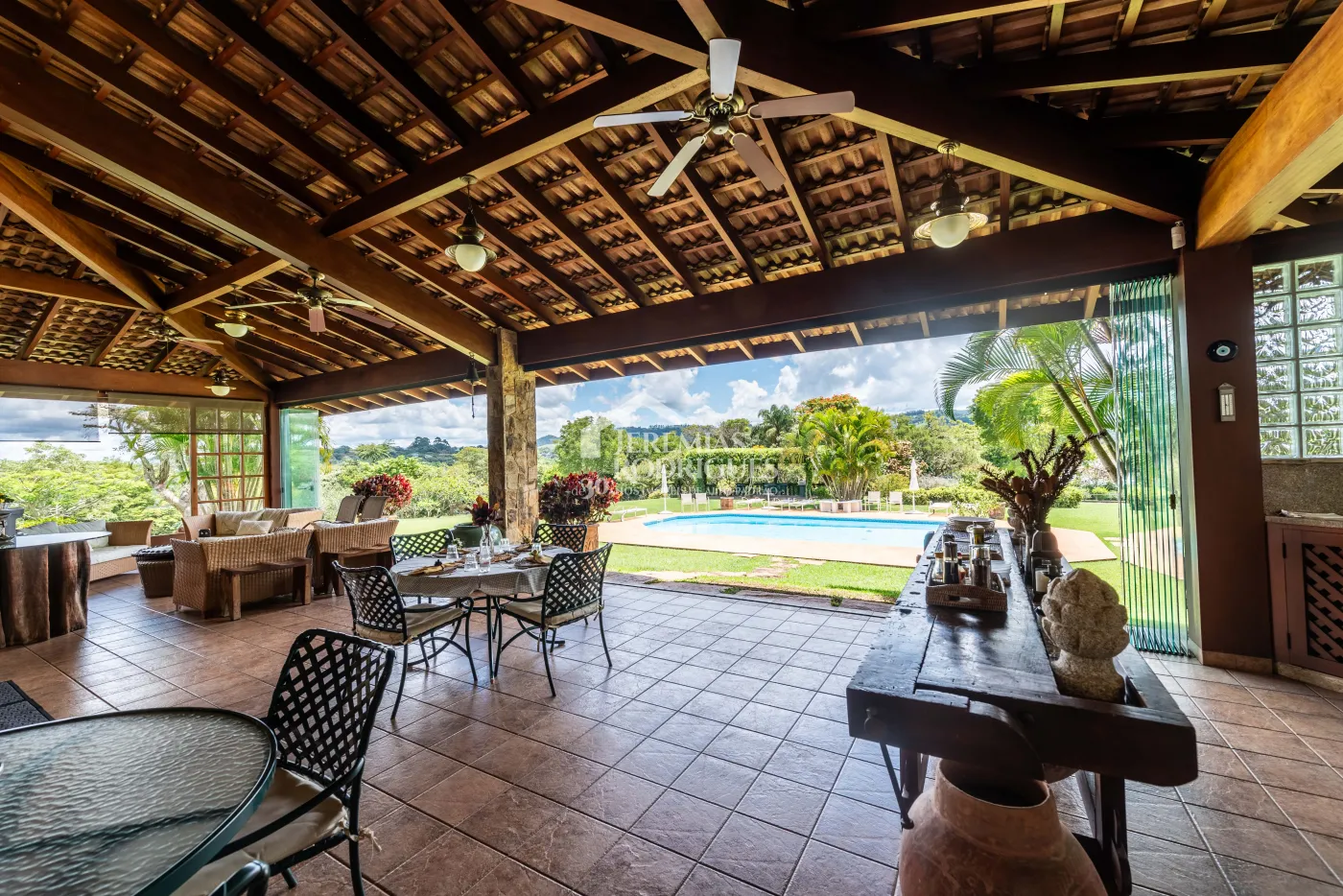 Sitio com 9 suítes, 2.600 m² - Piracaia/SP.