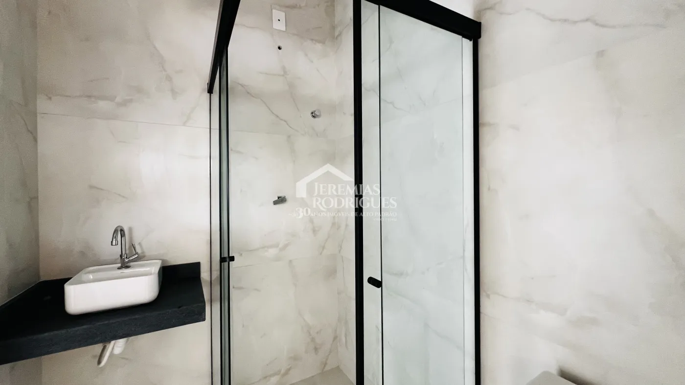 Casa assobradada à venda com 3 suítes no Condomínio e Ouro Ville em Taubaté/SP.