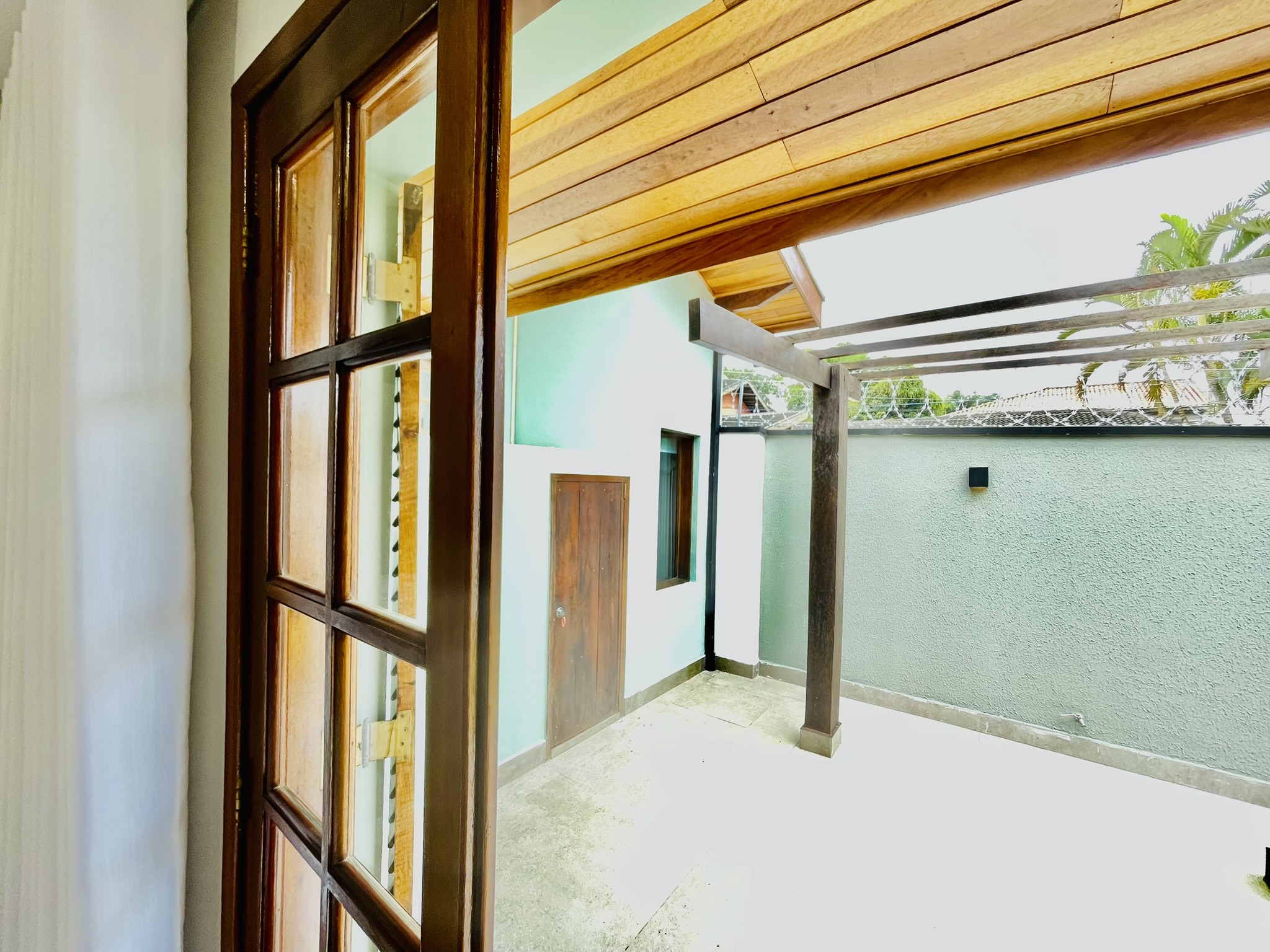 Casa à venda com 3 dormitórios no Condomínio Portal dos Ipês em Taubaté/SP.