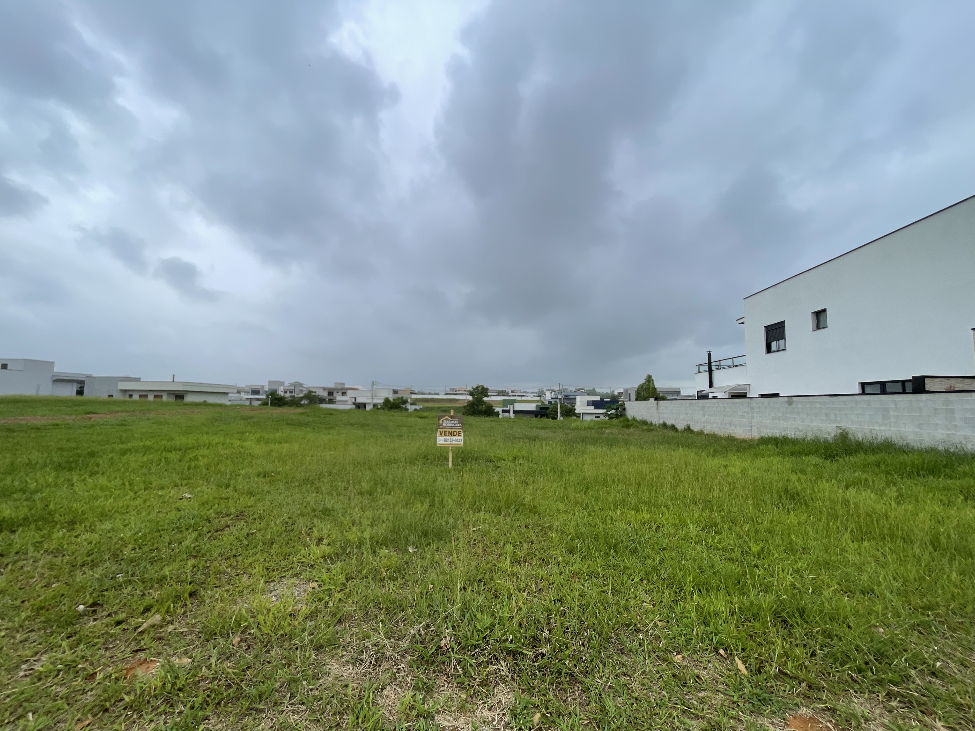 Terreno à venda com 630 m² no Condomínio Village II em Pindamonhangaba/SP. 