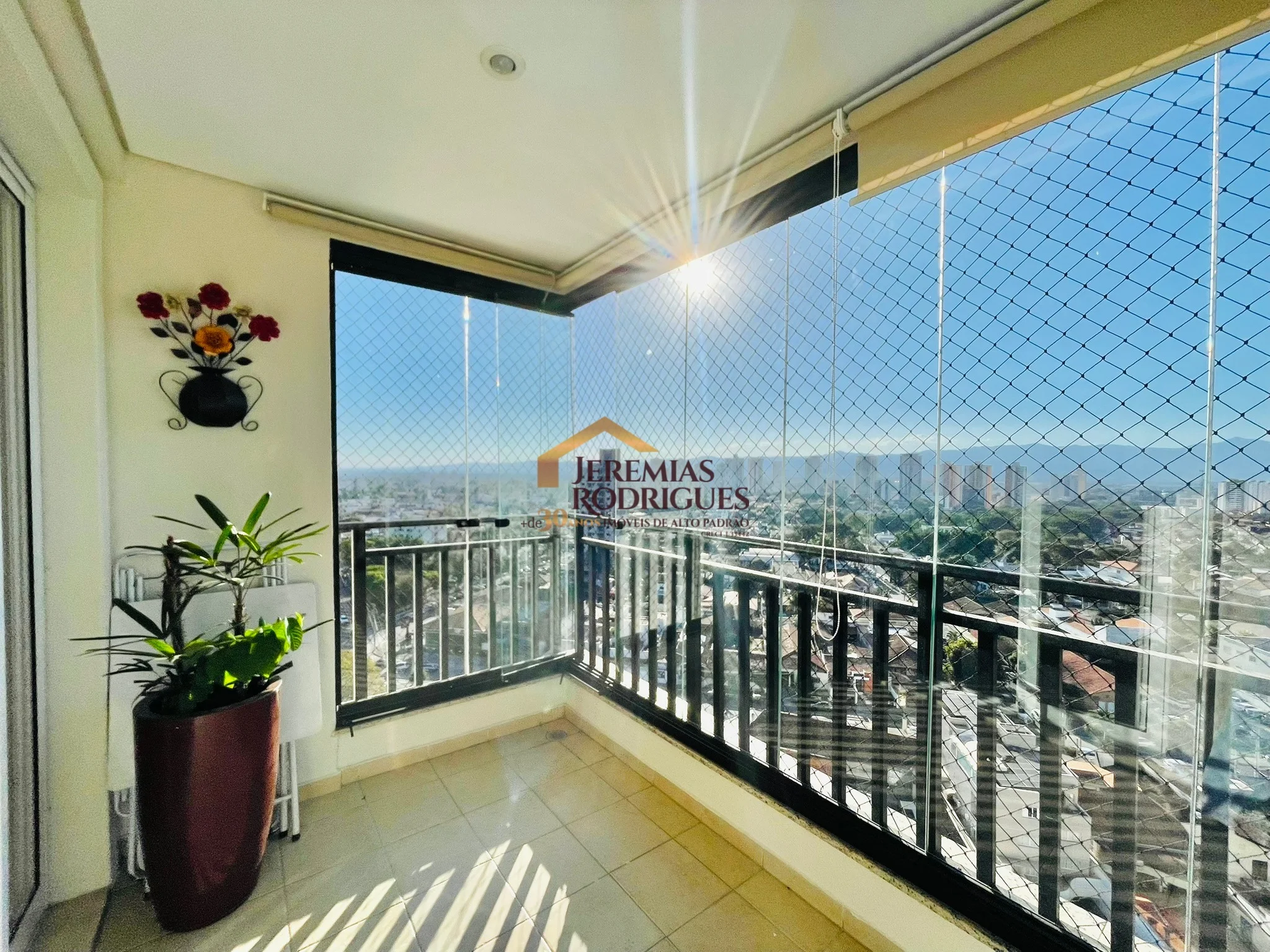 Apartamento à venda no Edifício Sauípe em Taubaté/SP.