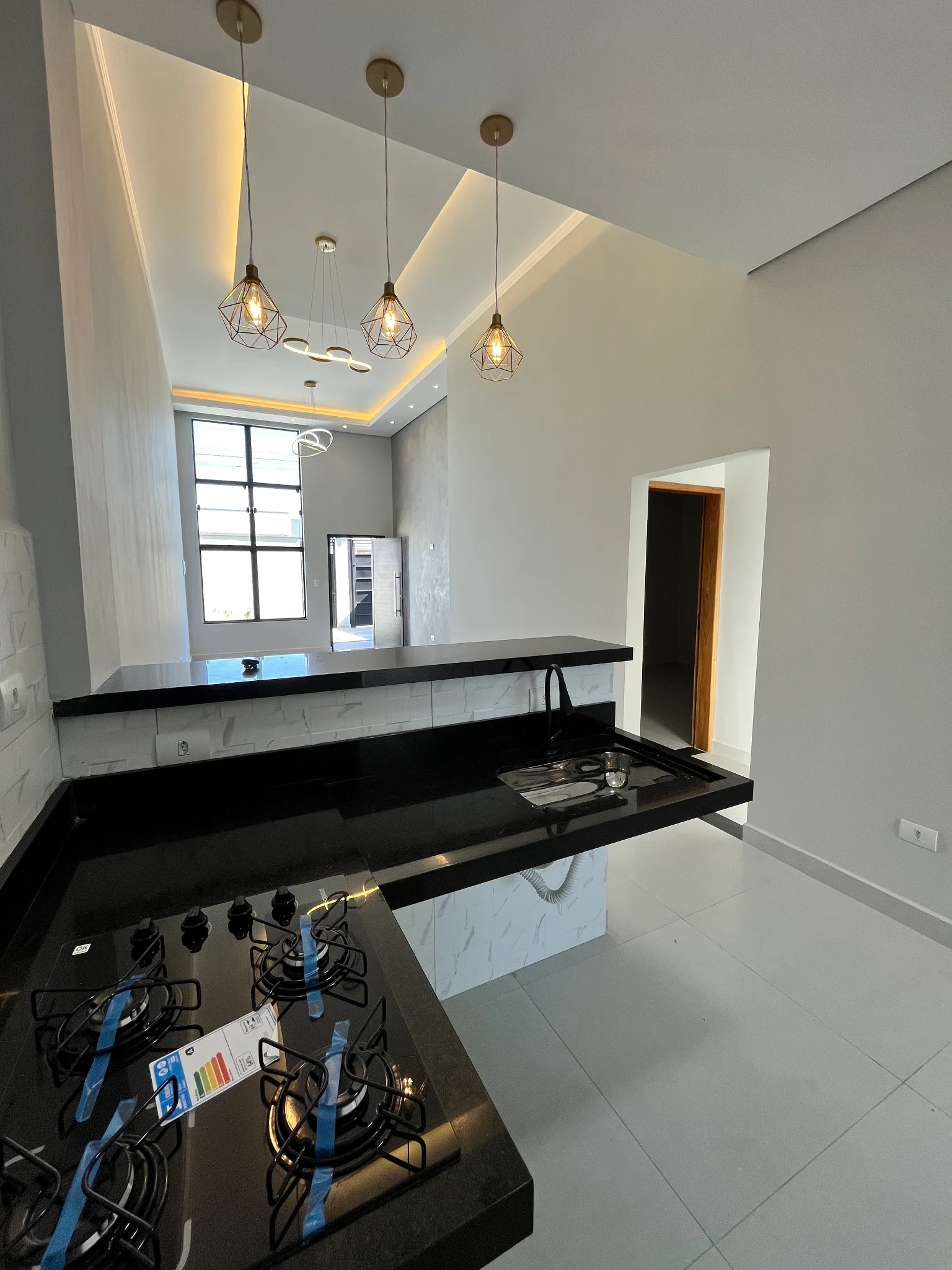 Casa com área gourmet e segurança completa à venda no Parque das Palmeiras – Pindamonhangaba/SP