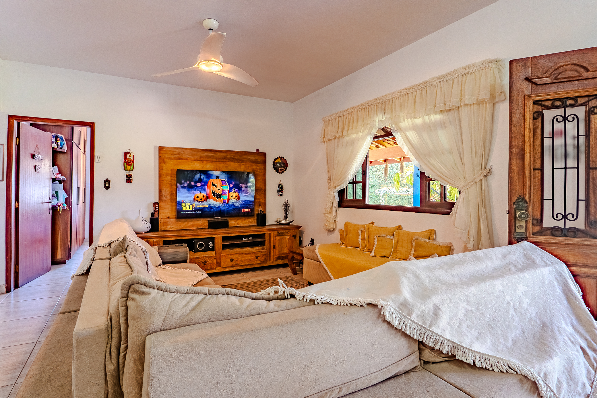 Casa à venda com 4 dormitórios no Condomínio Village Paineiras em Pindamonhangaba/SP.