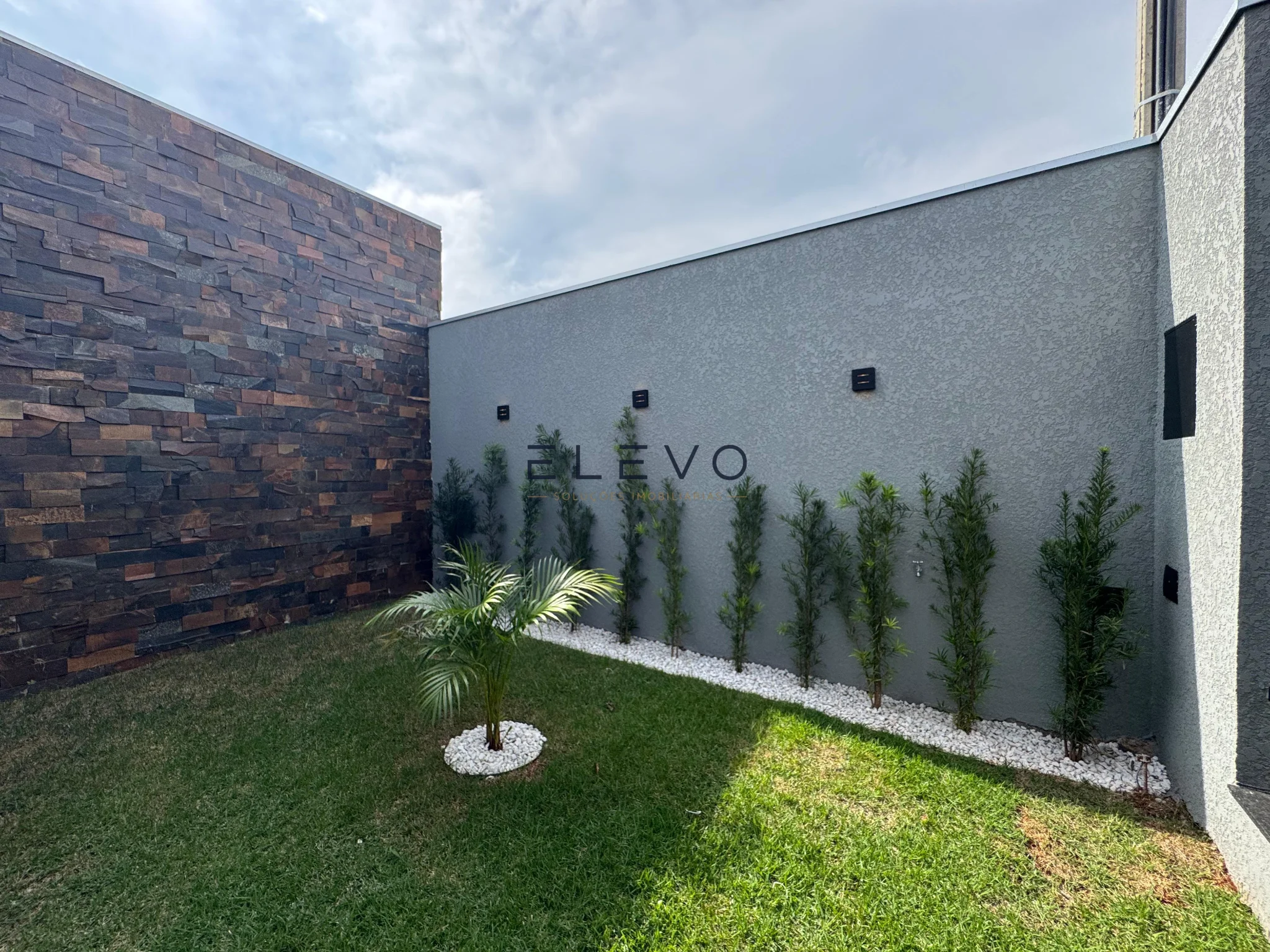 Casa à Venda no Jardim Munique em Maringá | 132m², 3 Quartos, Suíte, Churrasqueira e Espaço para Piscina
