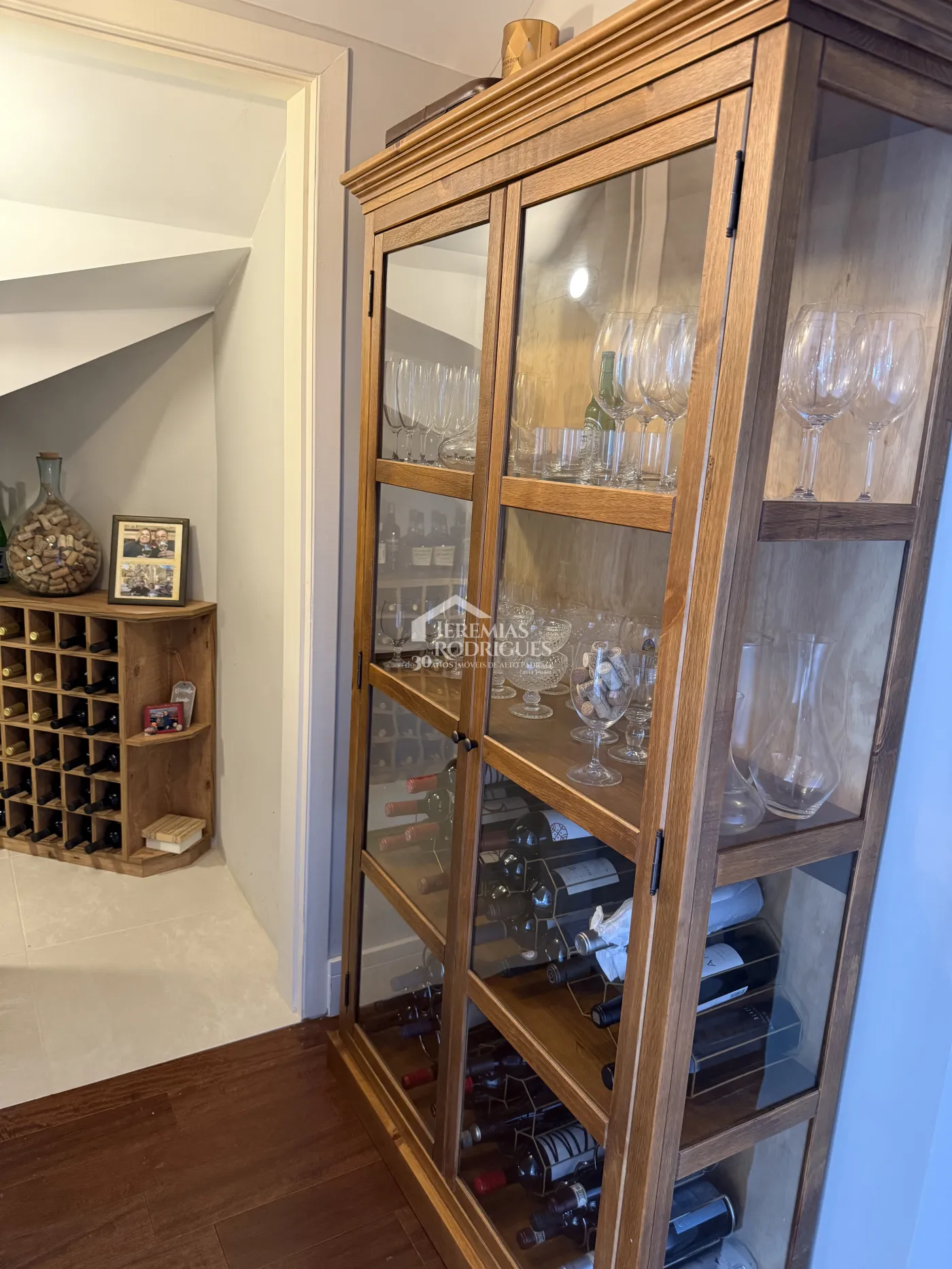 Casa à venda com 4 suítes no Condomínio Jardim Monte Belo em Campos do Jordão/SP.