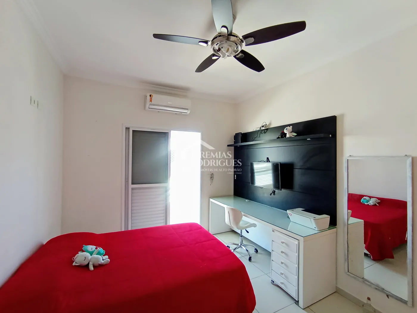 Casa assobradada com 3 suítes - Condomínio Jardim Oásis - Taubaté/SP.