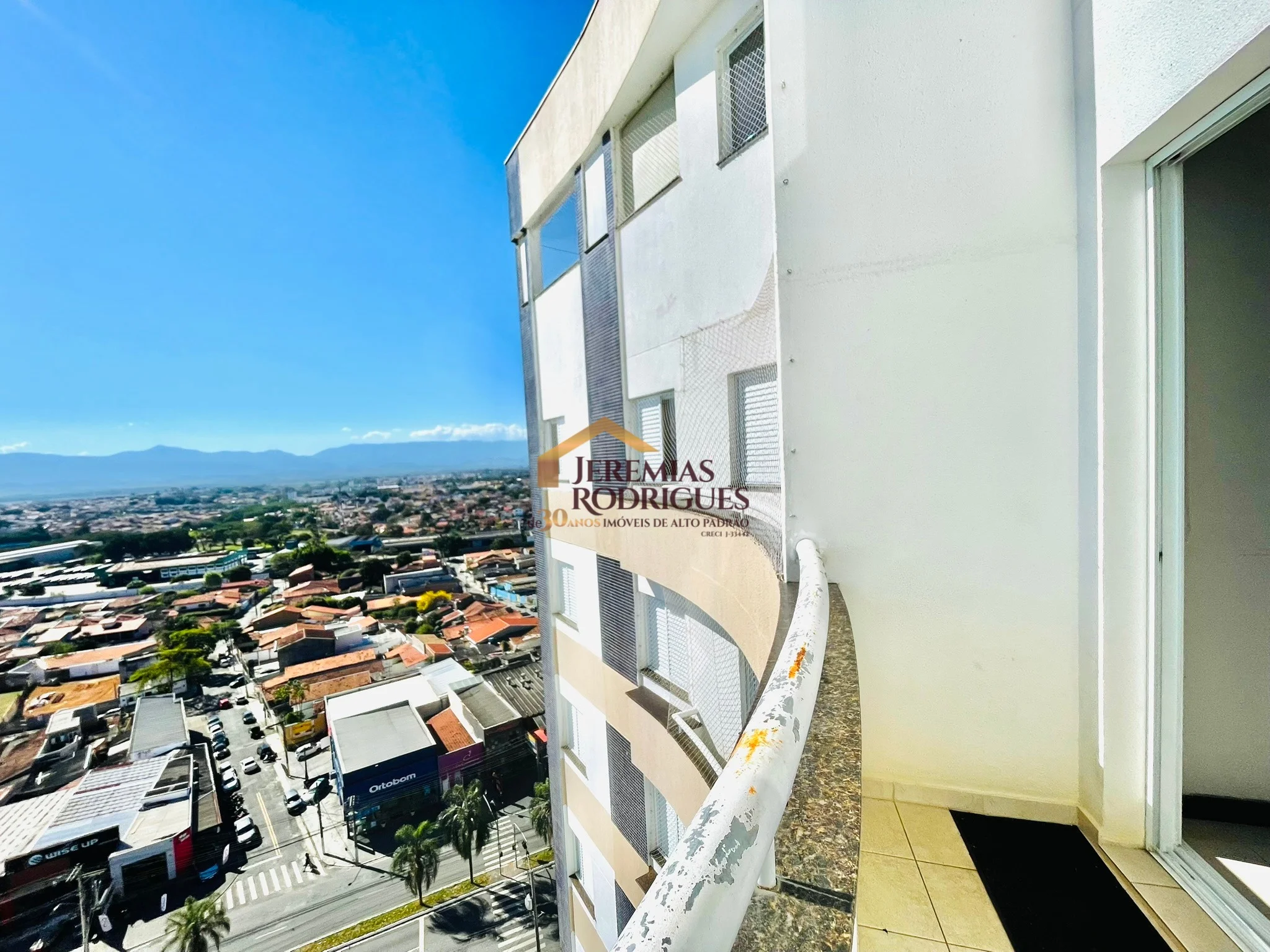 Cobertura Duplex semimobiliada para locação no Edifício Village Towers em Taubaté/SP.
