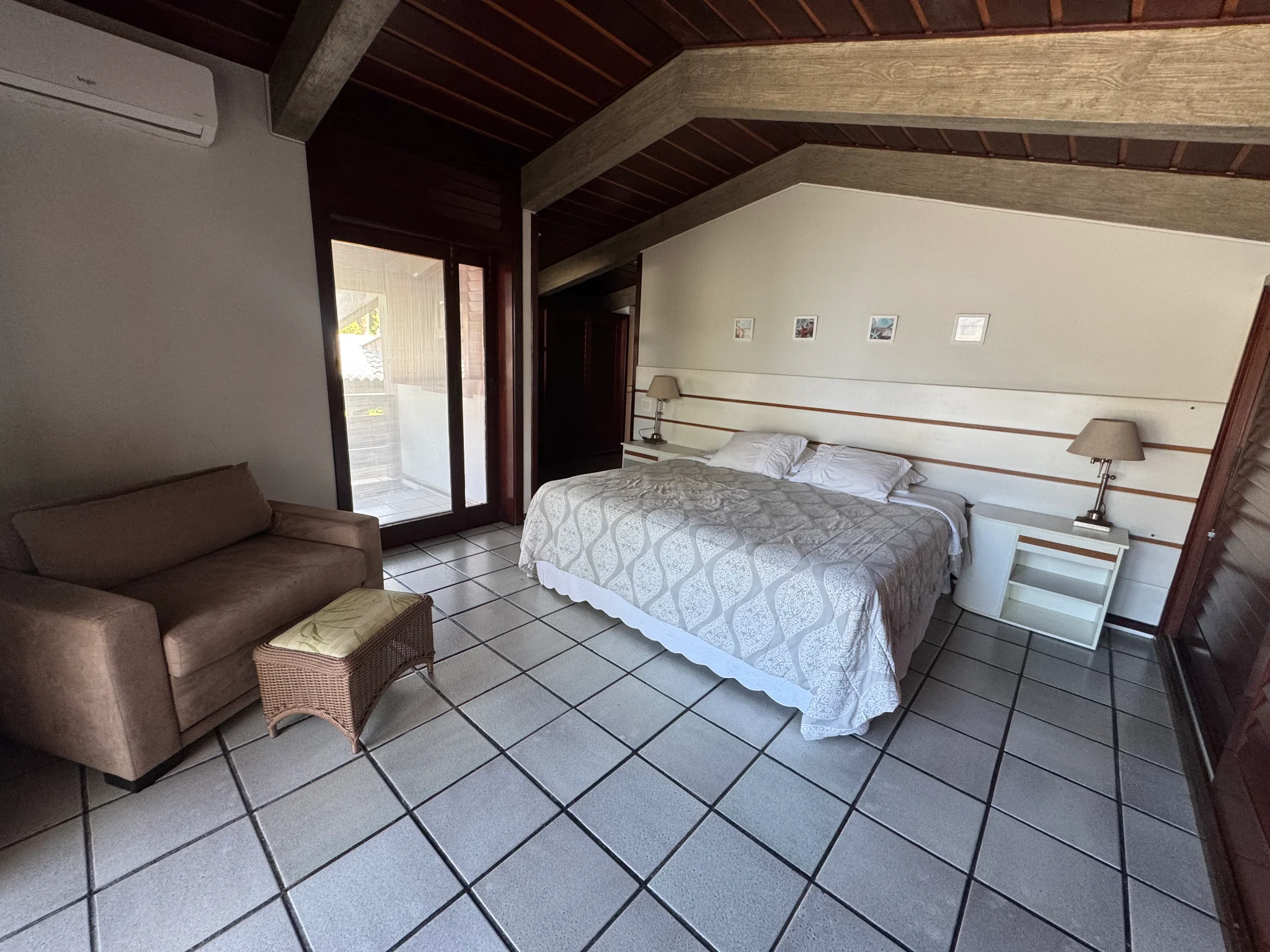 Casa á venda com 5 suítes, pé na areia no Condomínio Domingas Dias em Ubatuba/SP.