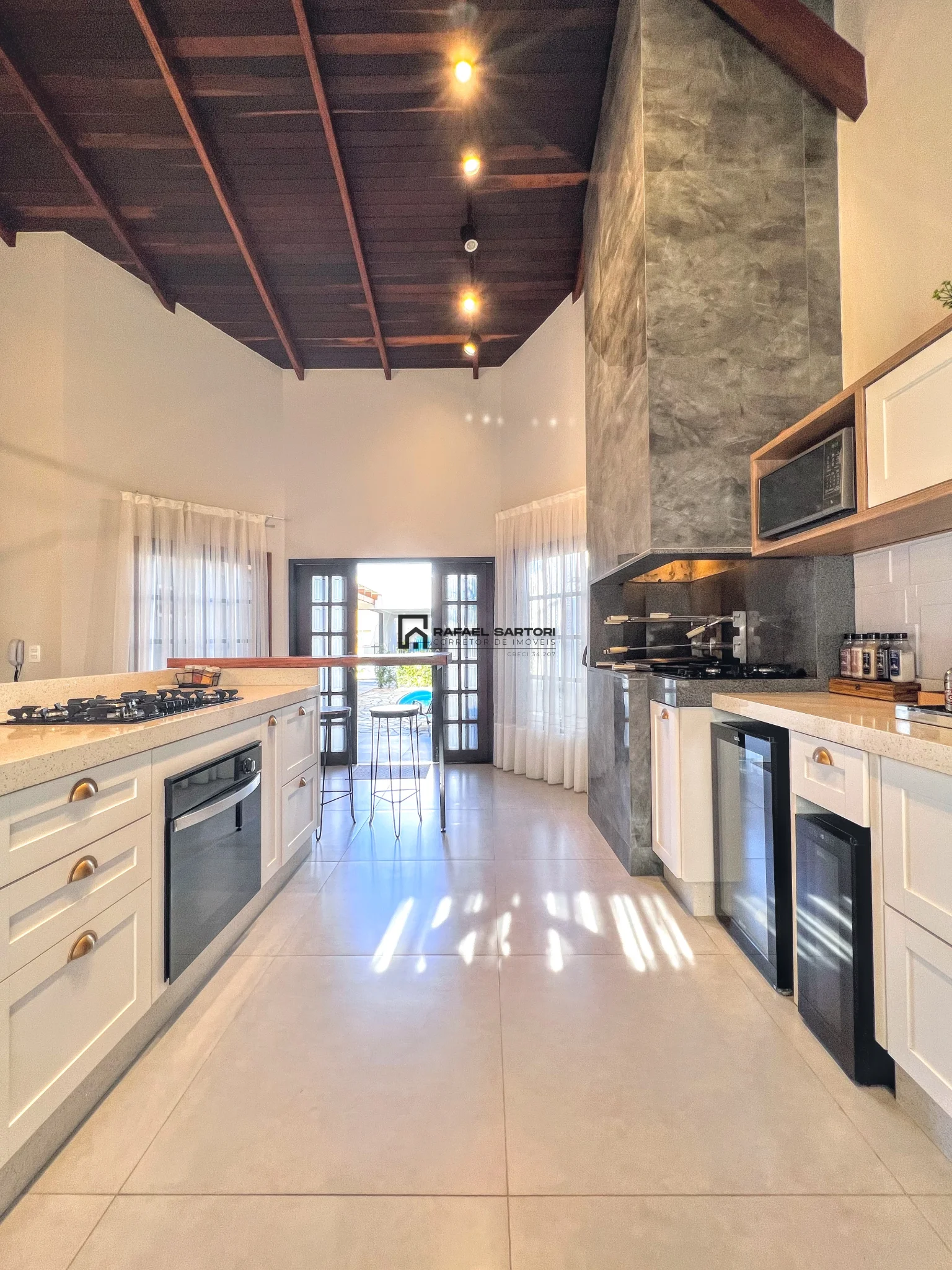 CASA MOBILIADA COM 03 SUITES NO AMIZADE