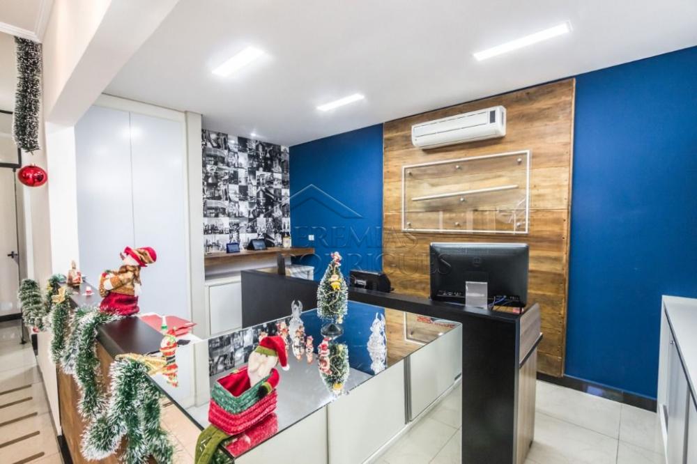 Prédio comercial à venda no Centro em Taubaté/SP. 