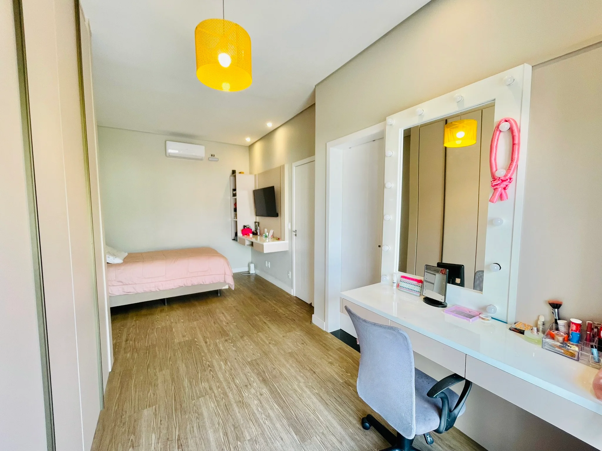 Casa à venda com 4 suítes no Condomínio Tecoara em Taubaté/SP.