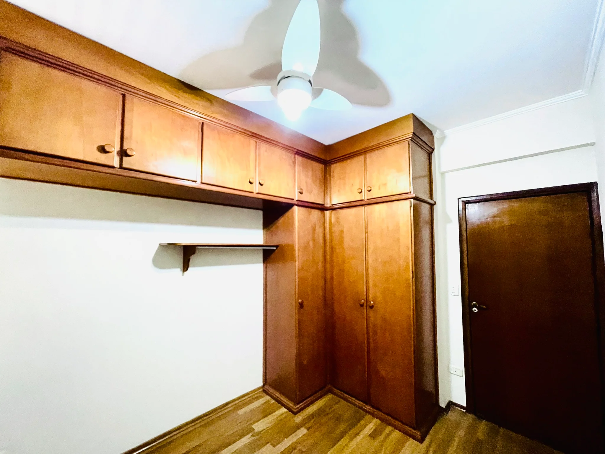 Apartamento para venda com 5 dormitórios no Edifício Olimpia em Taubaté/SP. 