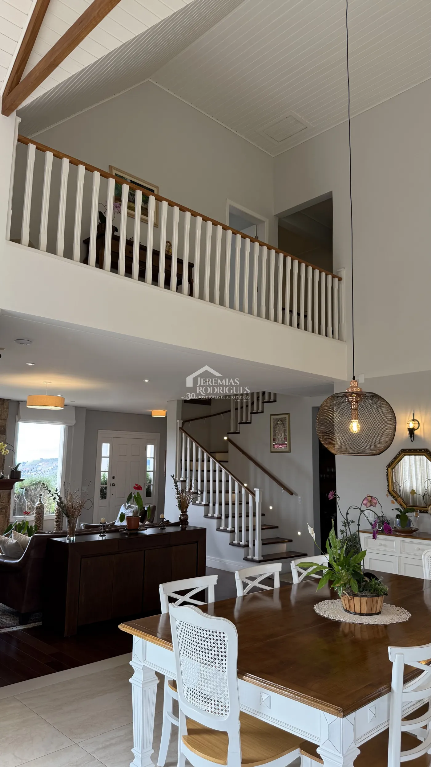 Casa à venda com 4 suítes no Condomínio Jardim Monte Belo em Campos do Jordão/SP.