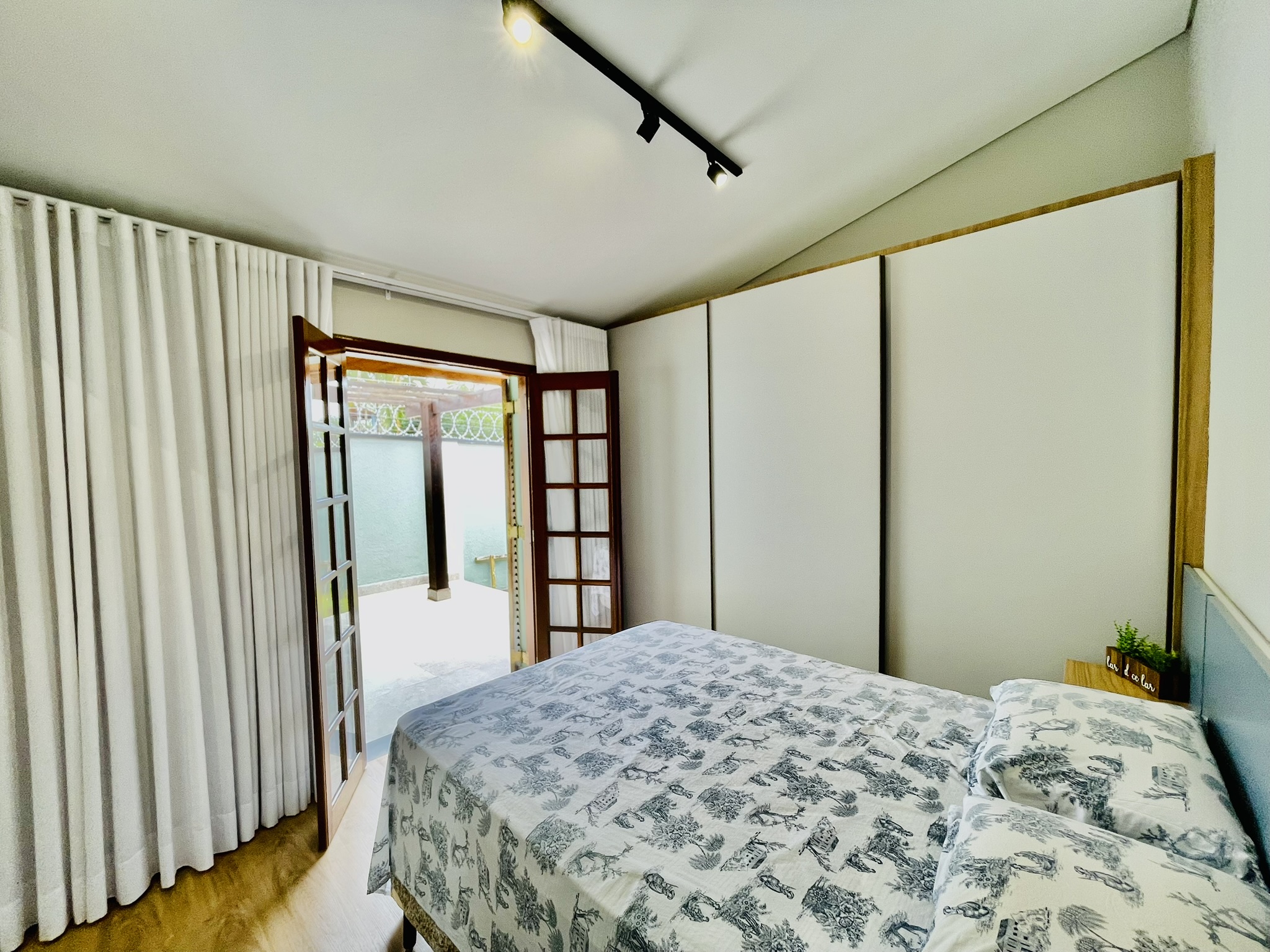 Casa à venda com 3 dormitórios no Condomínio Portal dos Ipês em Taubaté/SP.