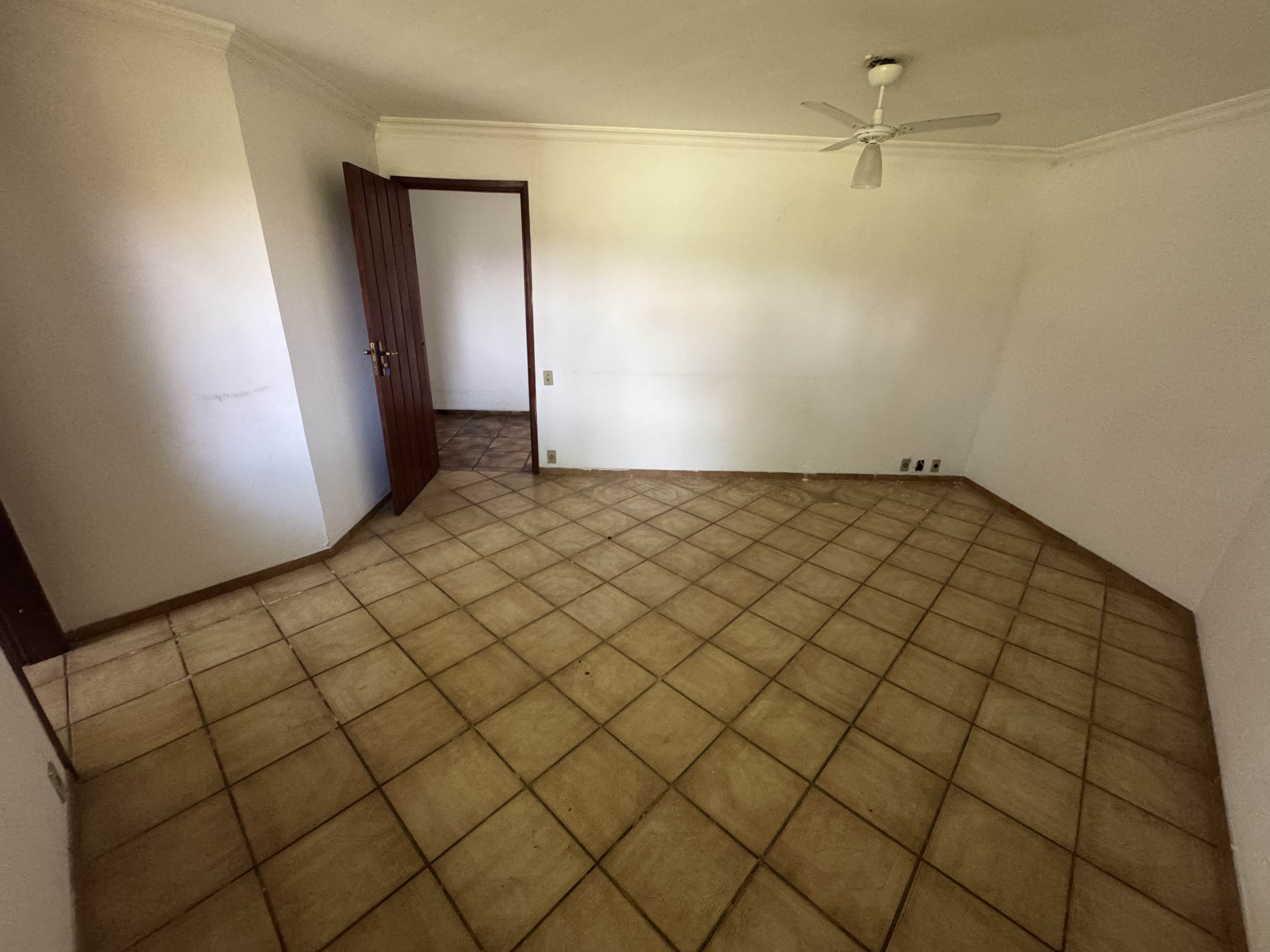 Casa à venda com 5 dormitórios no Condomínio Village Paineiras em Pindamonhangaba/SP.