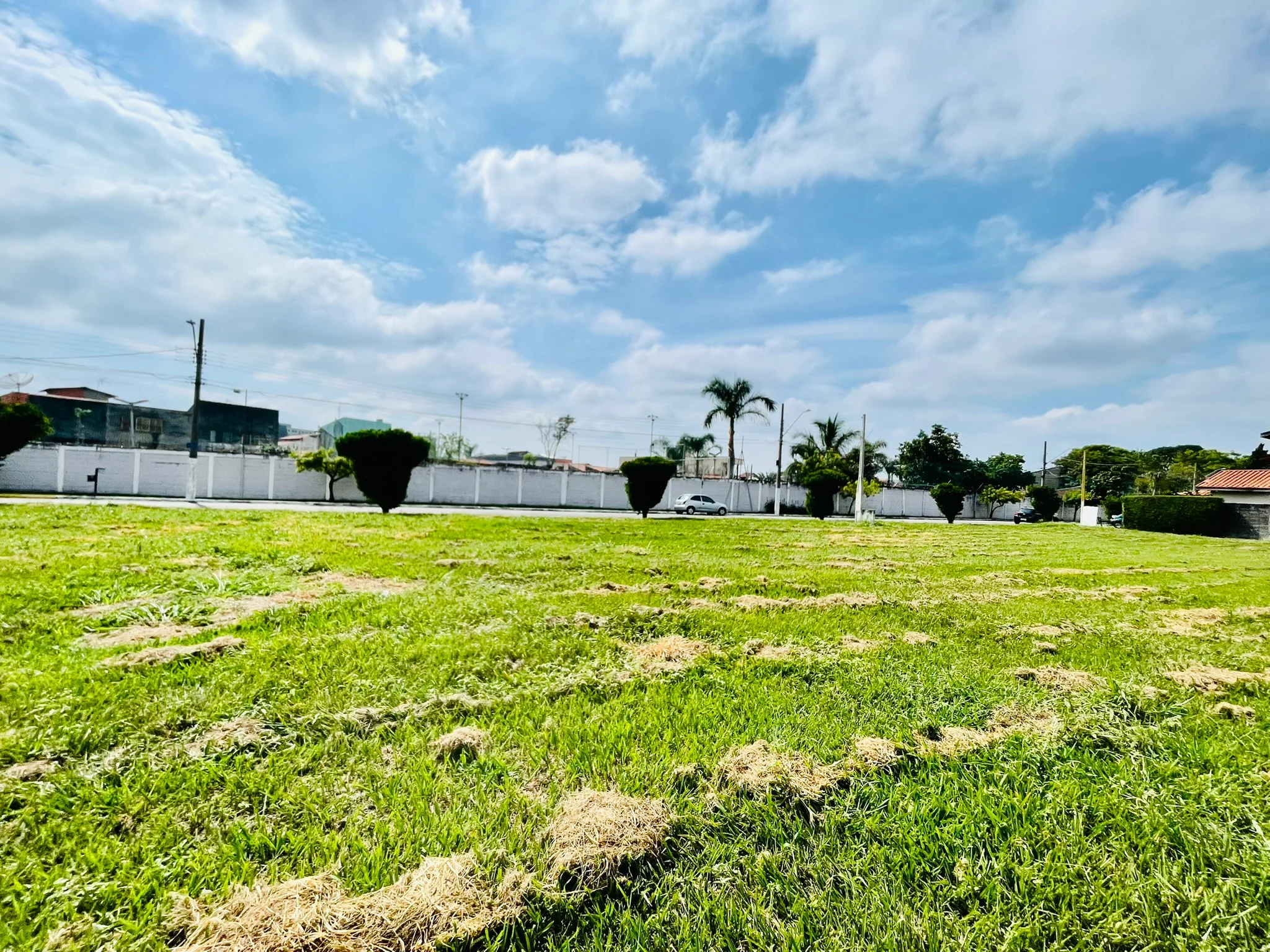 Terreno à venda no Condomínio Jardim das Hortênsias em Taubaté/SP.