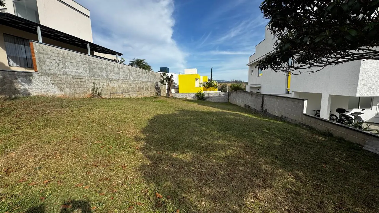 Terreno à venda com 400 m² no Condomínio Reserva dos Lagos em Pindamonhangaba/SP. 