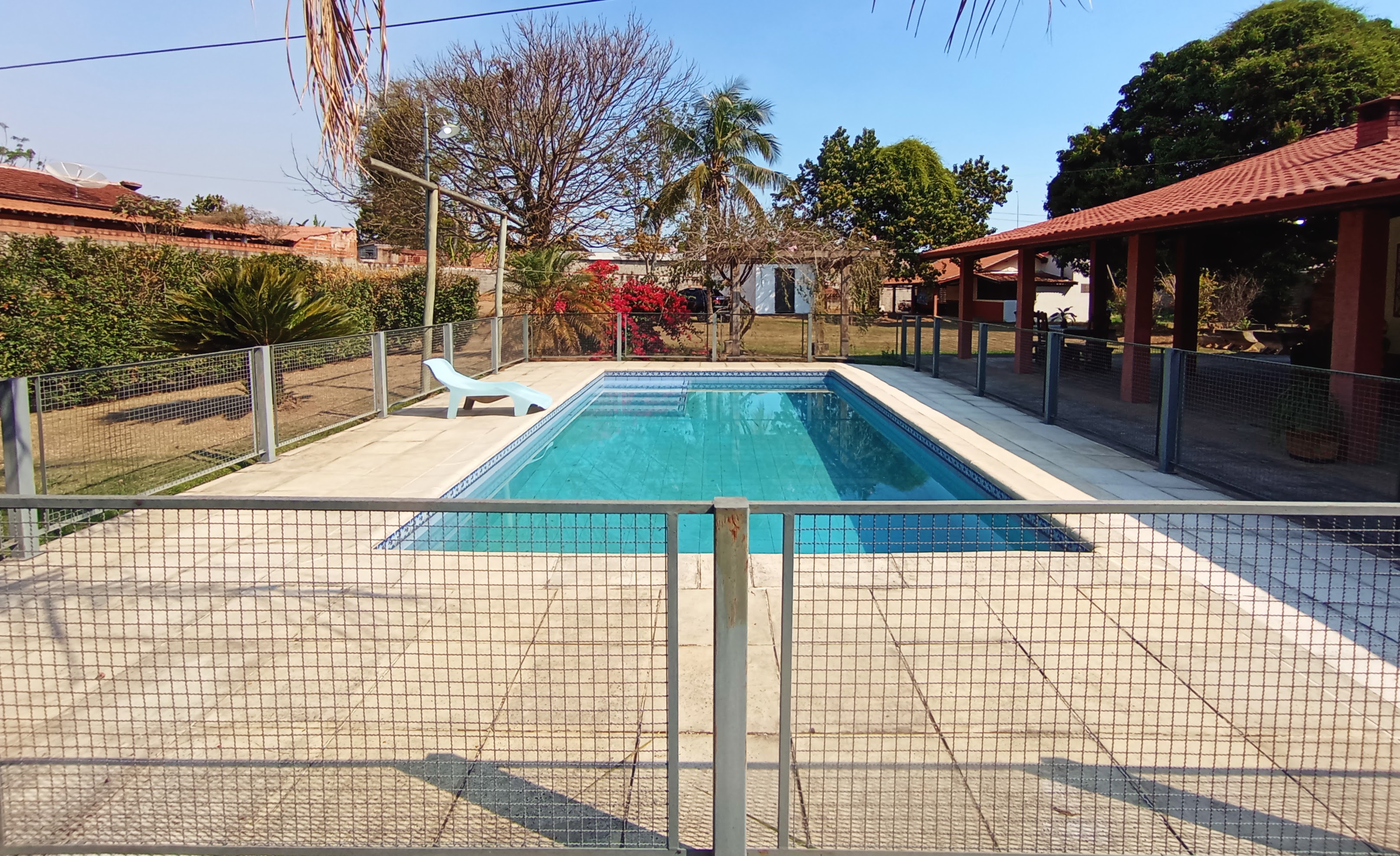 Chácara para venda e locação com 3 dormitórios no bairro Santana em Pindamonhangaba/SP.