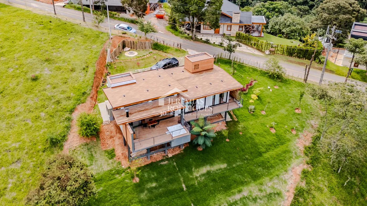 Casa à venda térrea com 2 suítes no Condomínio Parque da Mantiqueira em Santo Antônio do Pinhal/SP.