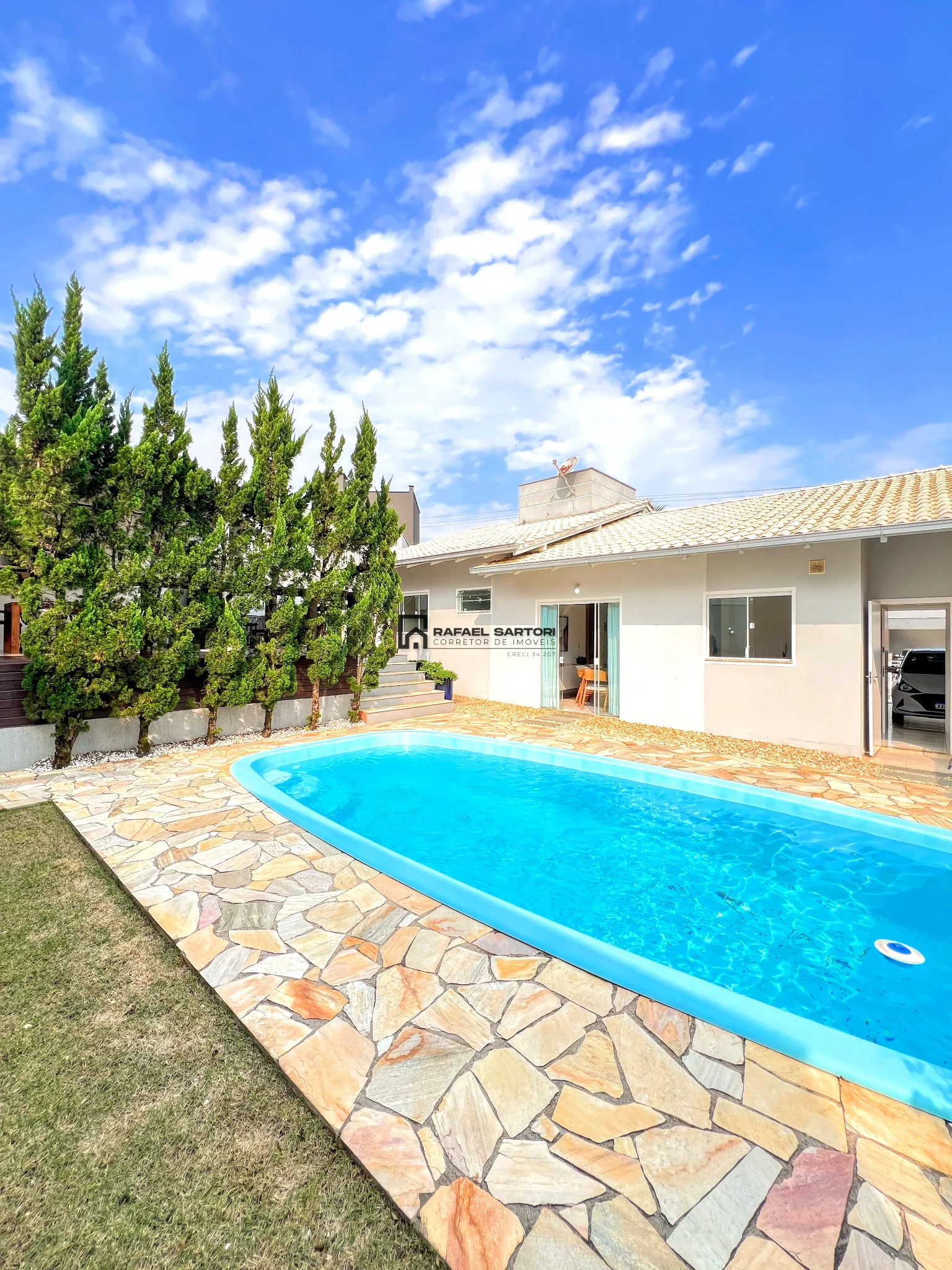 CASA COM 03 QUARTOS NO AMIZADE