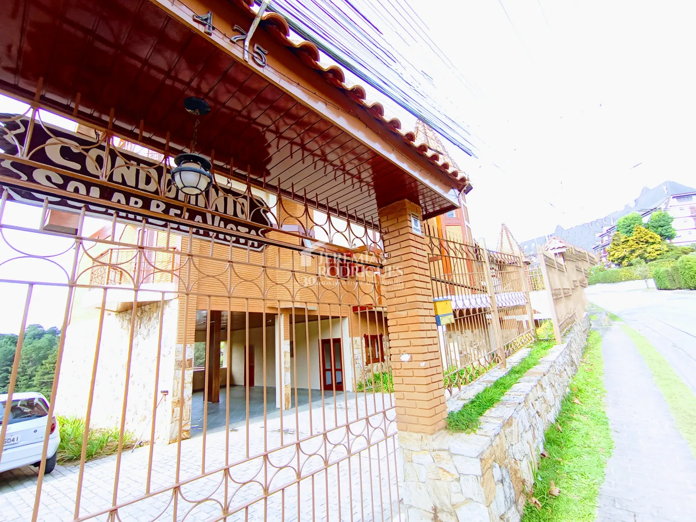 Apartamento para venda com 4 dormitórios no Edifício Solar Bela Vista em Campos do Jordão/SP