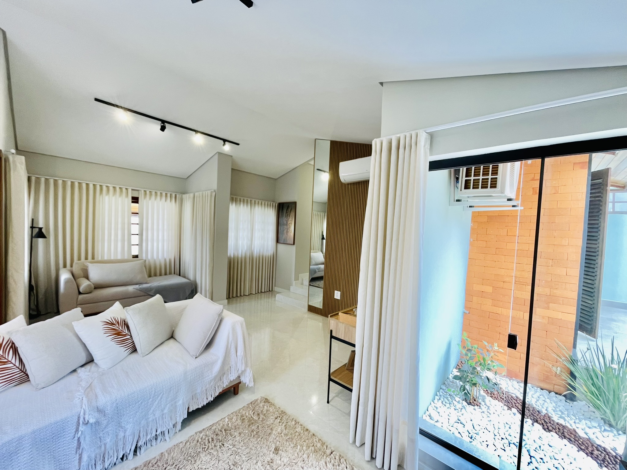 Casa à venda com 3 dormitórios no Condomínio Portal dos Ipês em Taubaté/SP.