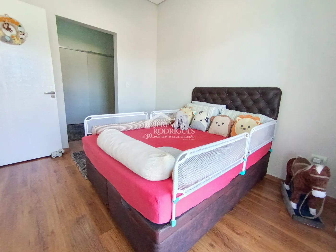 Casa à venda com 3 suítes no Condomínio Reserva dos Lagos em Pindamonhangaba/SP.