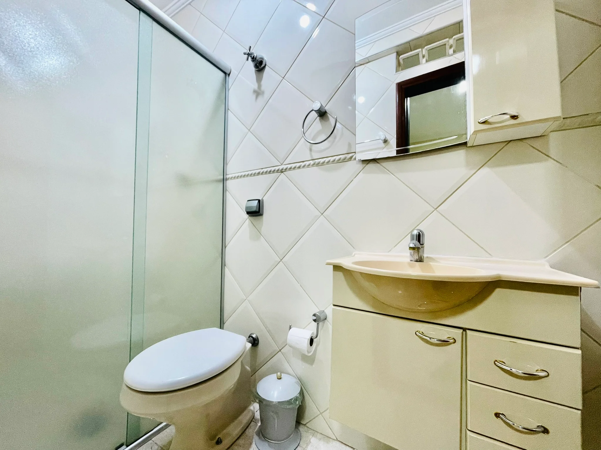 Apartamento para venda com 5 dormitórios no Edifício Olimpia em Taubaté/SP. 