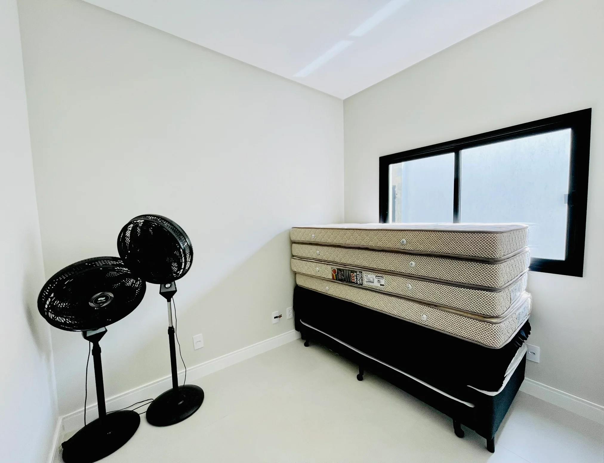 Casa à venda com 4 dormitórios no Condomínio Cyrela Landscape em Taubaté/SP. 