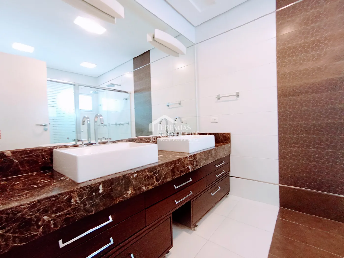 Casa para venda e locação com 4 suítes no Condomínio Taubaté Village em Taubaté/SP.