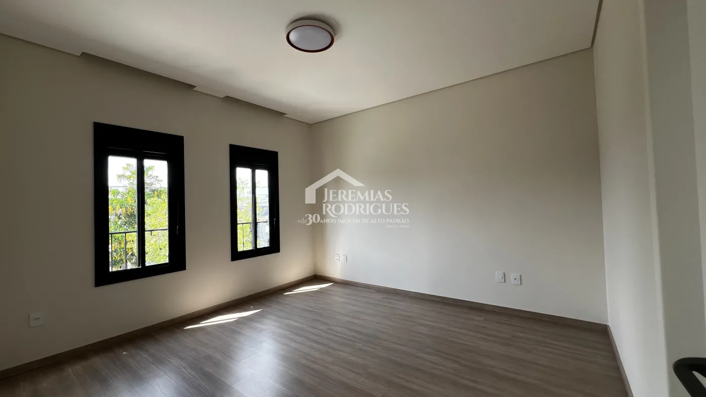 Casa assobradada à venda com 3 suítes no Condomínio e Ouro Ville em Taubaté/SP.